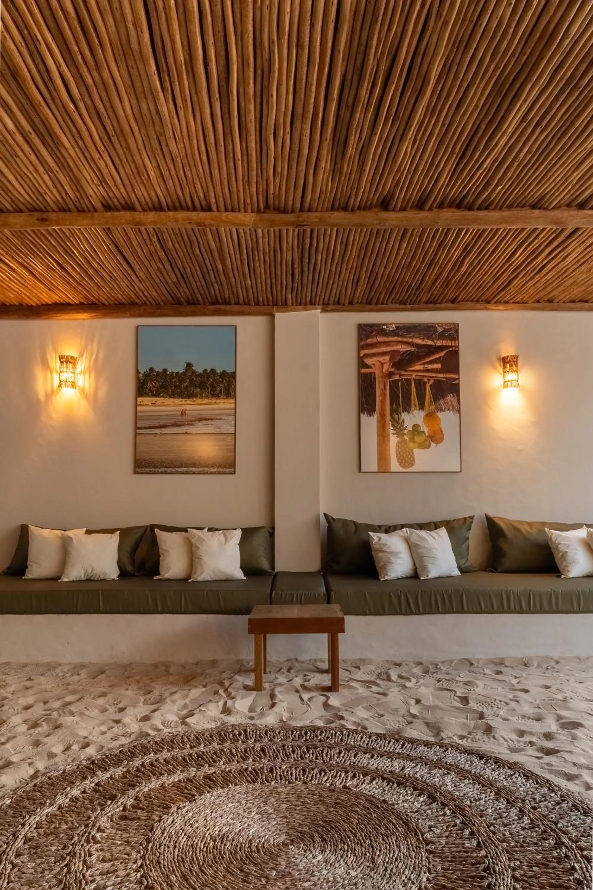 Library, Bed in Villa Tapi