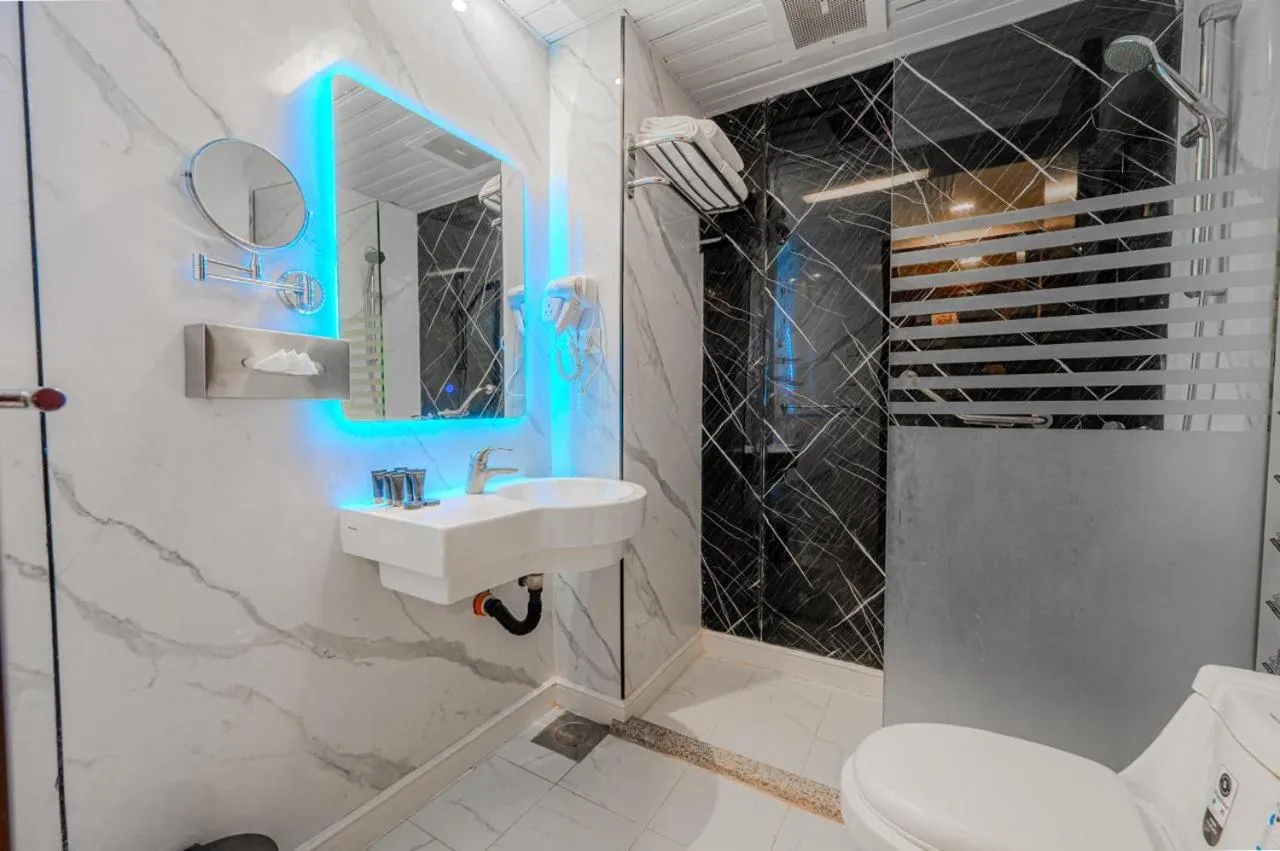 Shower in Maysan AL Taqwa