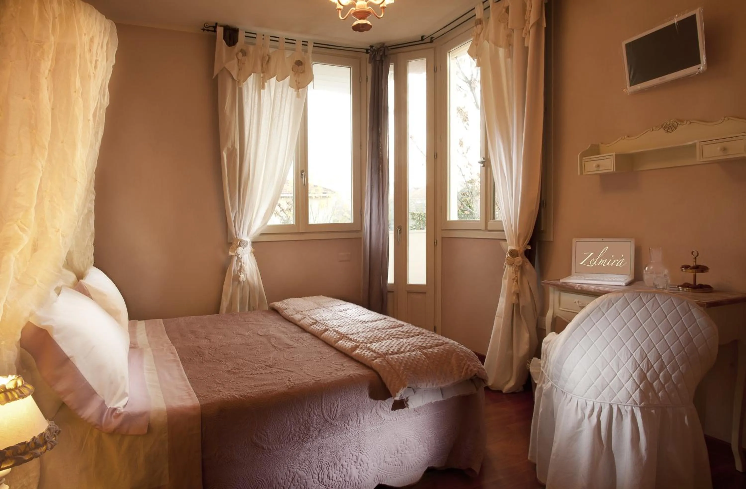 Shower, Bed in B&B Zelmirà