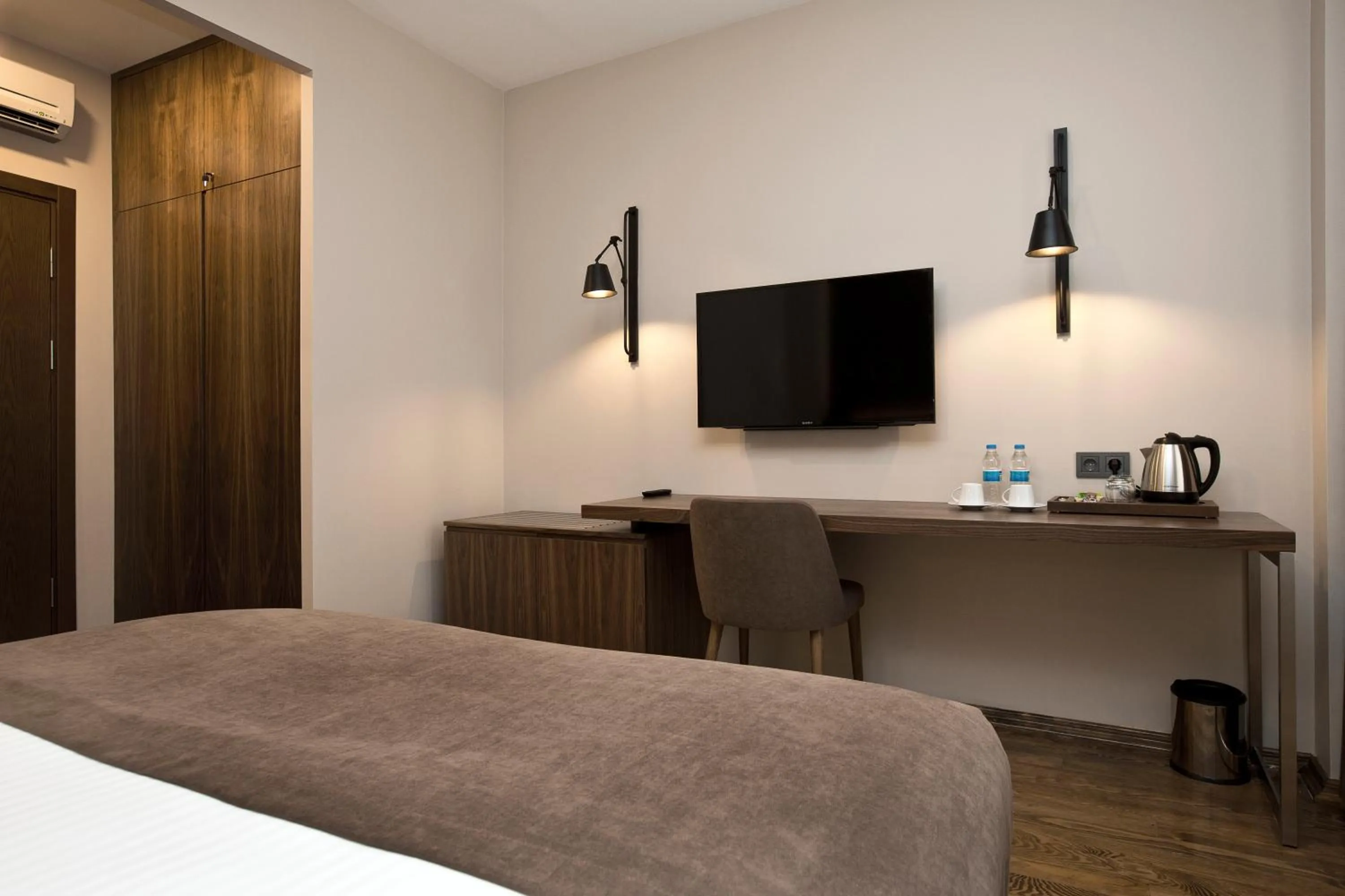 wardrobe, Bed in Snog Rooms & Suites