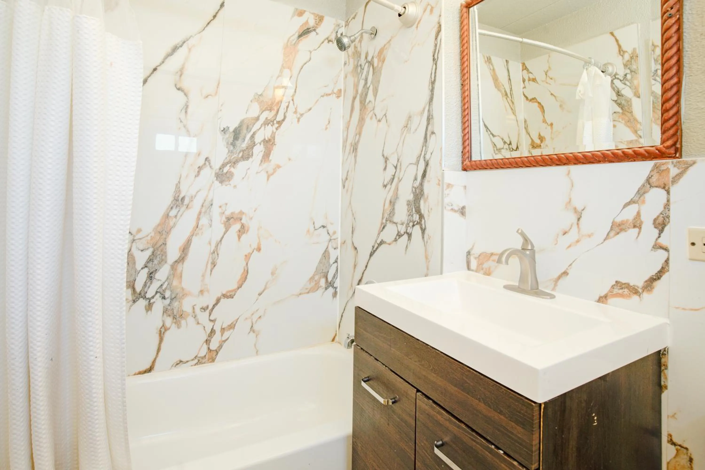 Bathroom in Hotel O Miami Inn & Suites Chicago Midway Airport