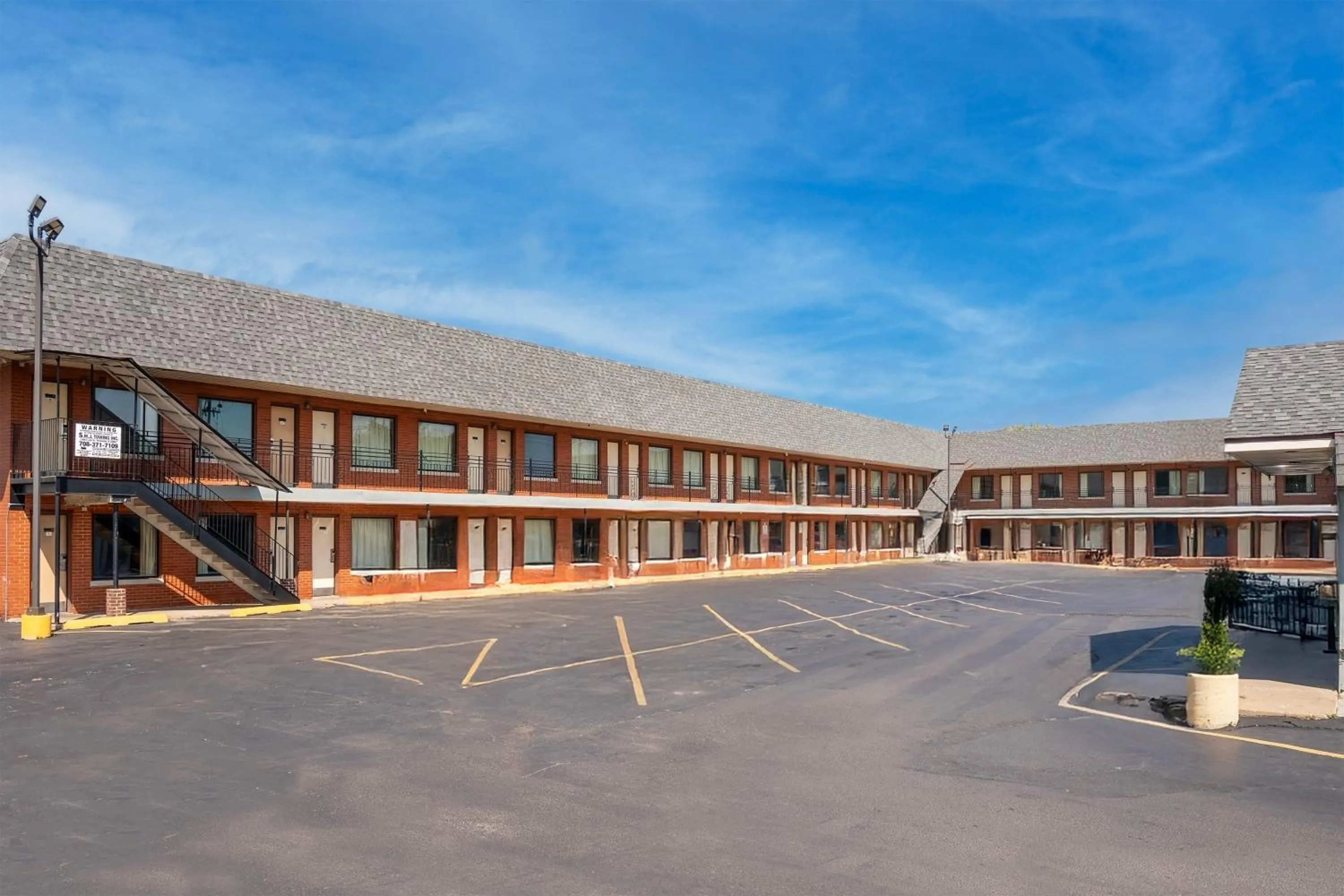 Parking in Hotel O Miami Inn & Suites Chicago Midway Airport