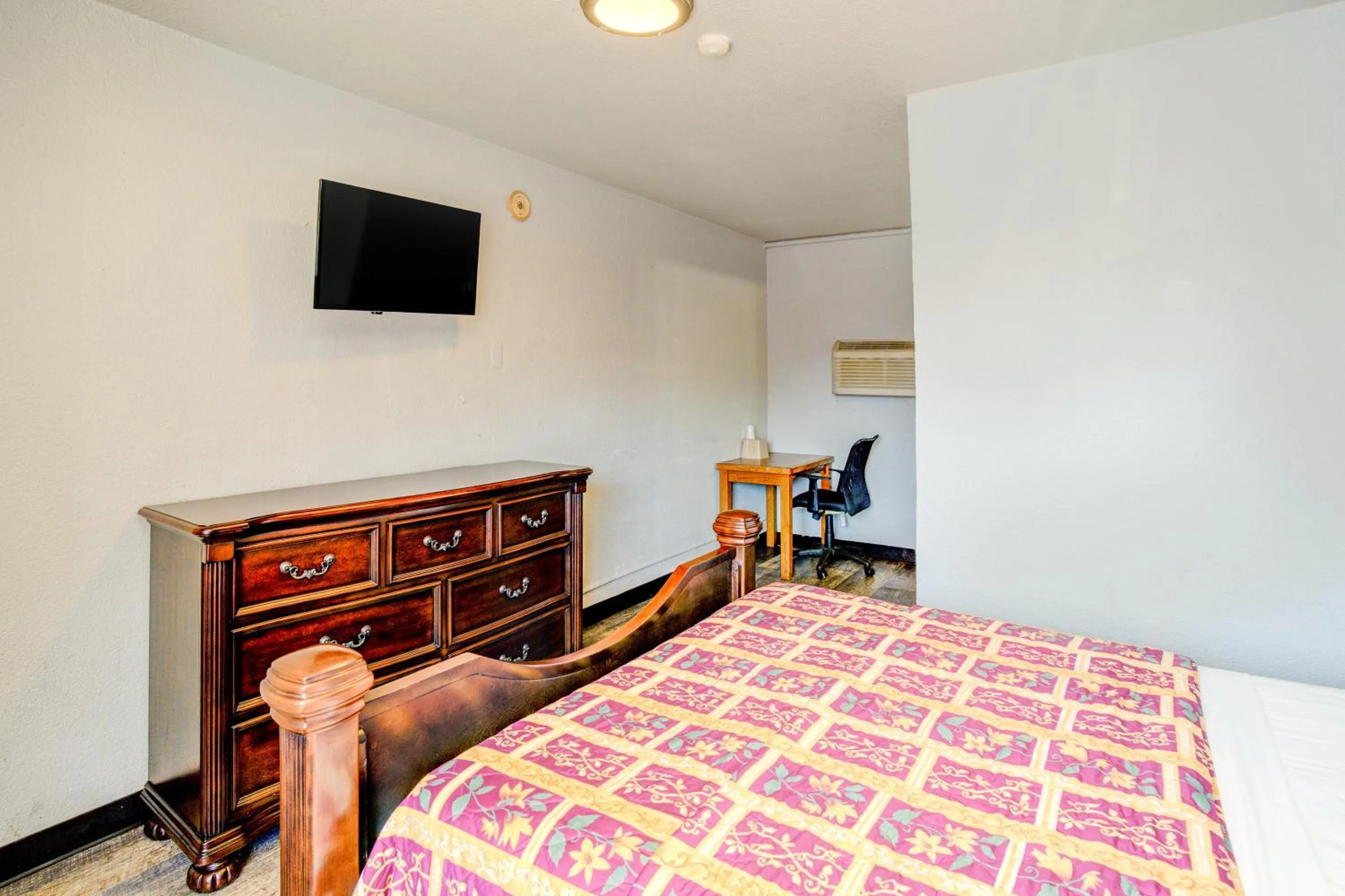 Bedroom, Bed in Hotel O Miami Inn & Suites Chicago Midway Airport