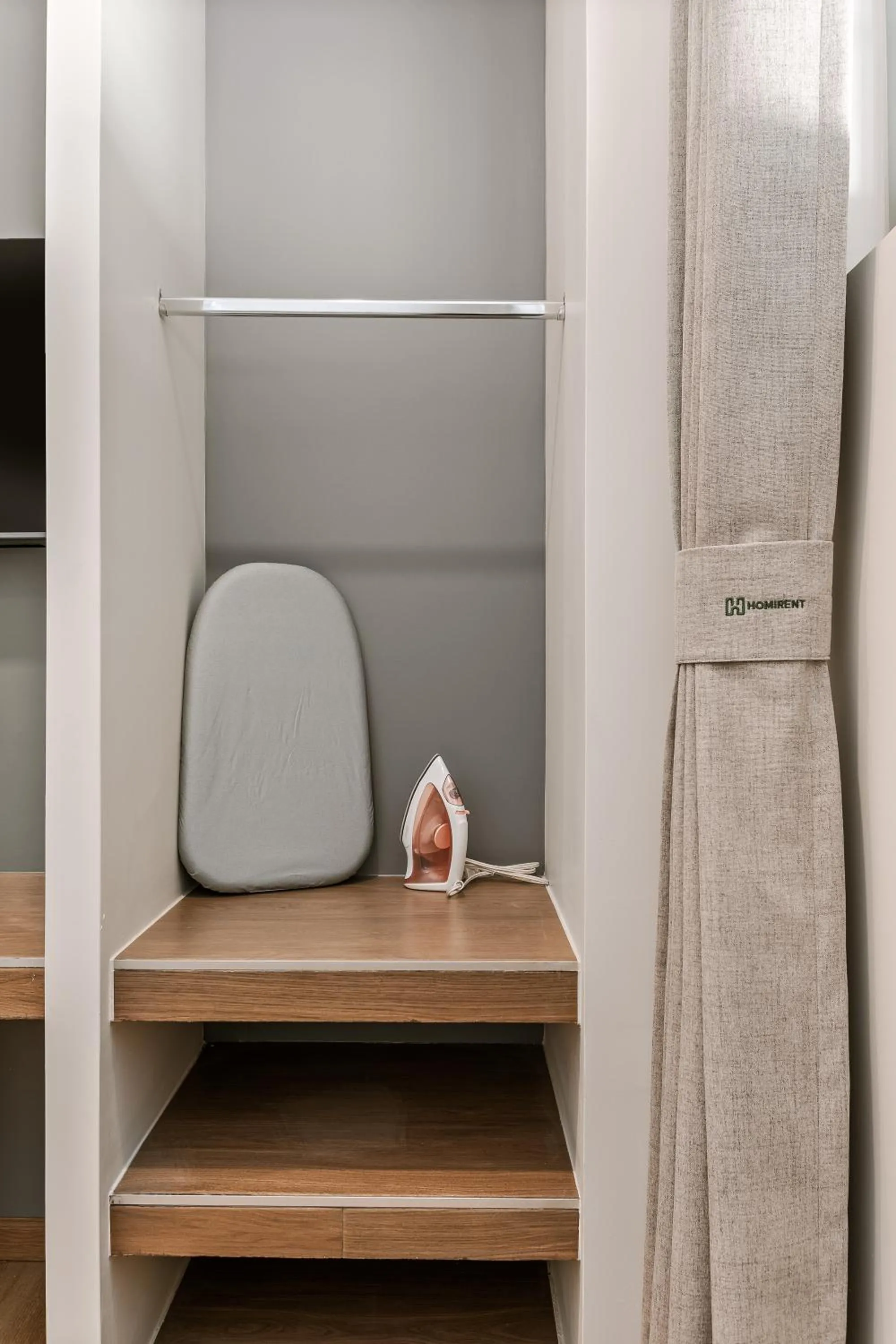 wardrobe in Wenceslao By Homirent
