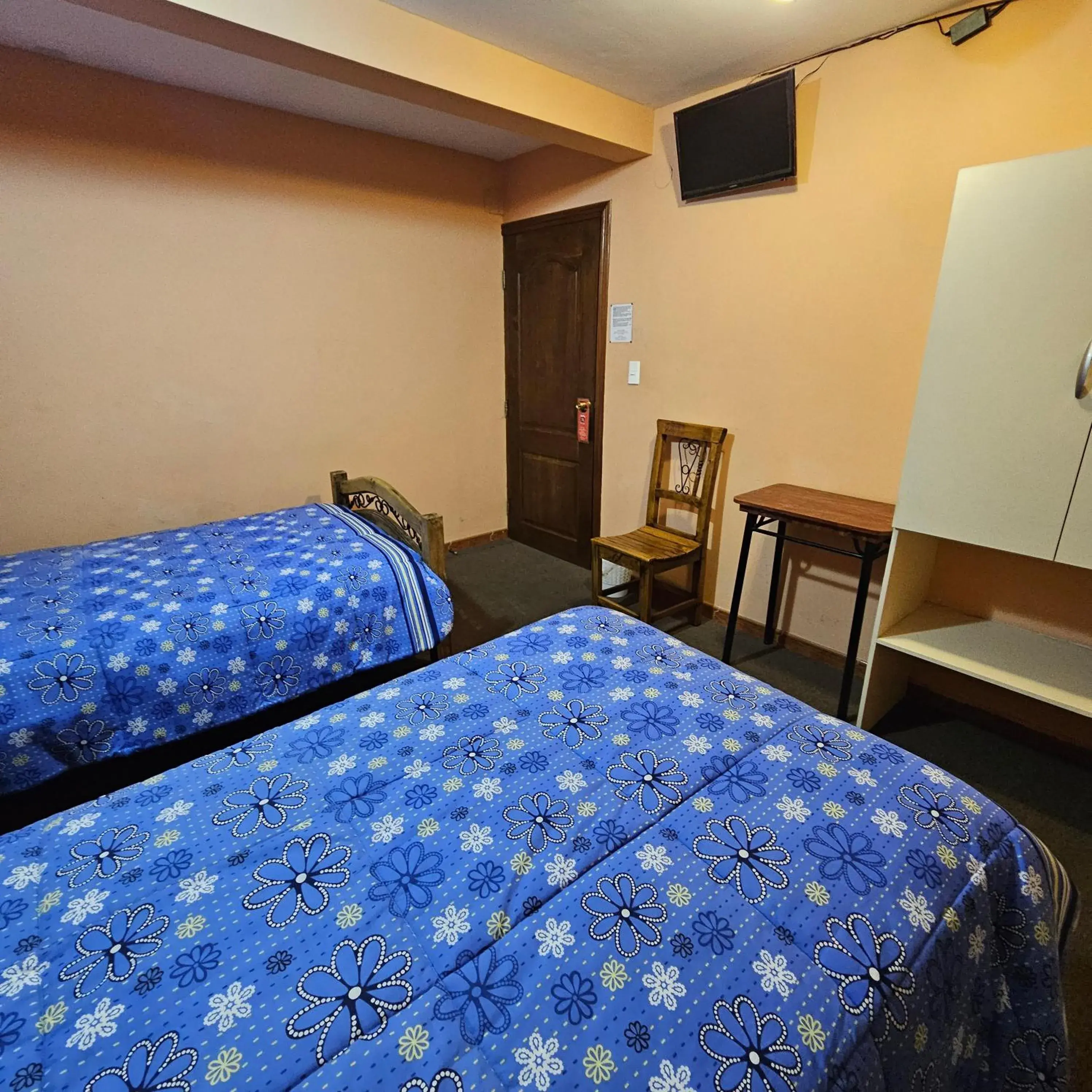 Standard Twin Room with Shared Bathroom in Bolivian Heights Hostel Standard Twin Room with Shared Bathroom in Bolivian Heights Hostel