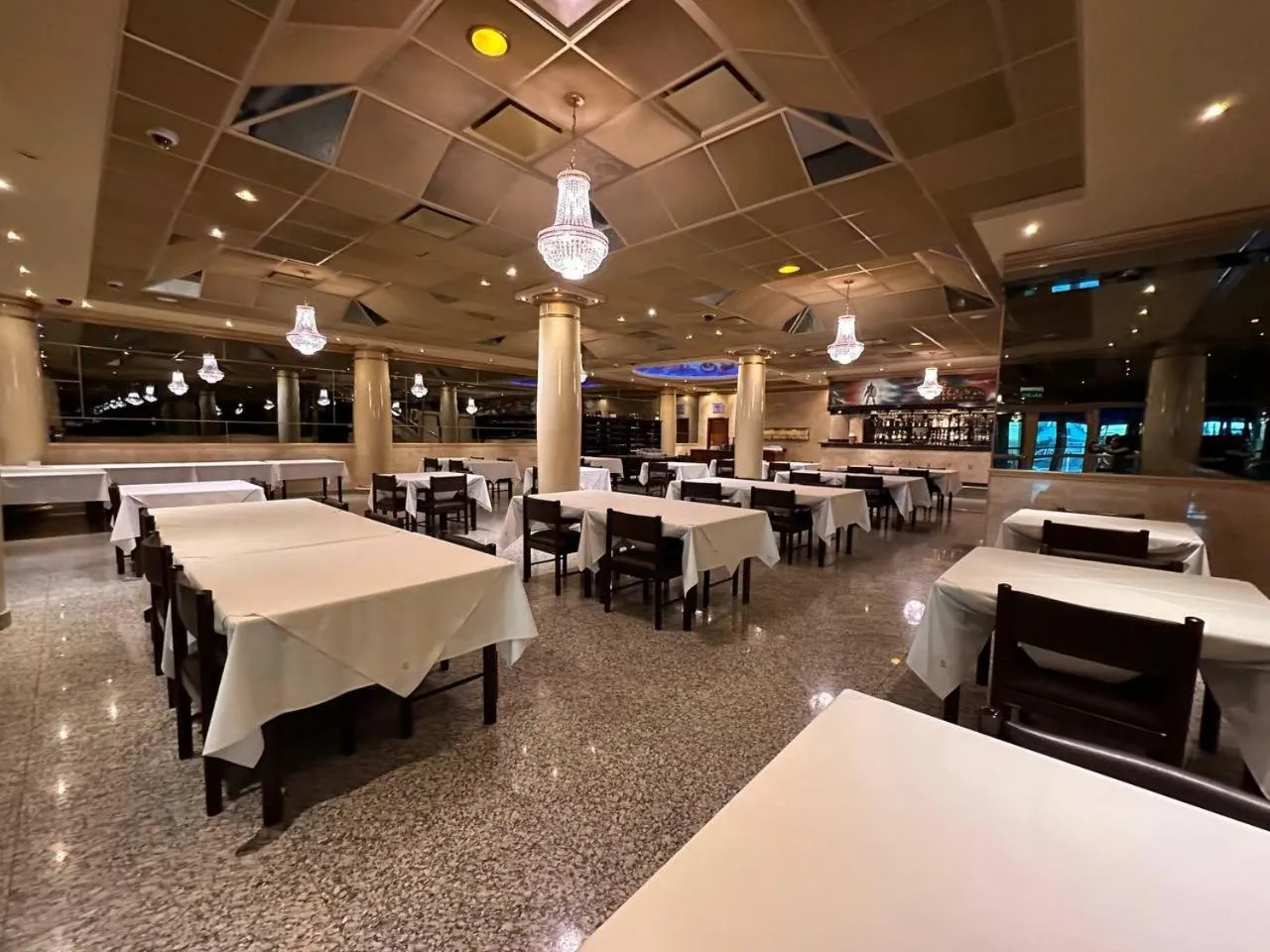 Restaurant/places to eat in Status Hotel