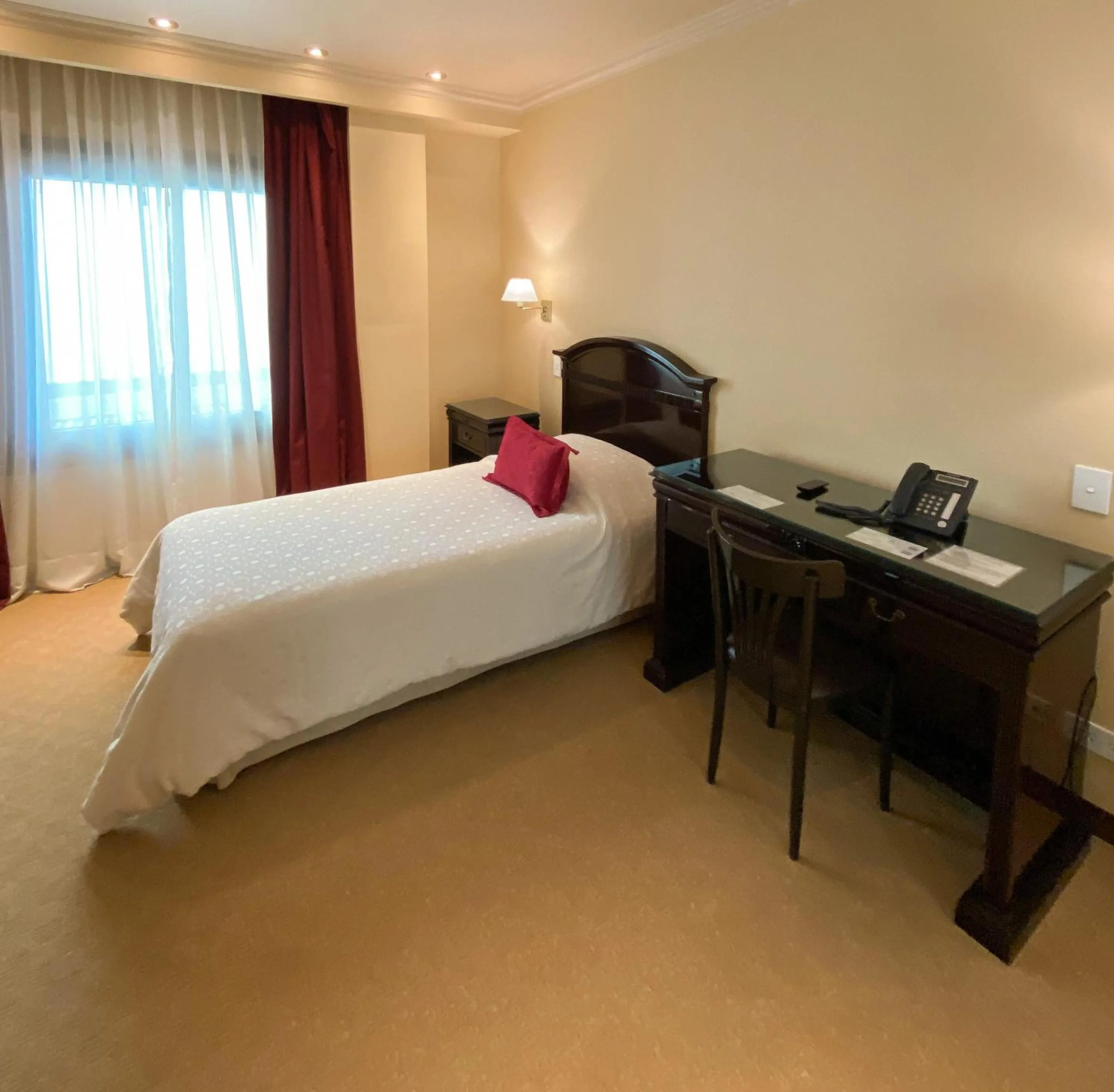 Bedroom, Bed in Status Hotel