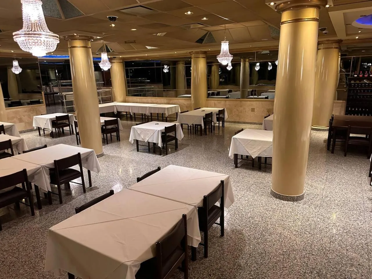 Restaurant/places to eat in Status Hotel