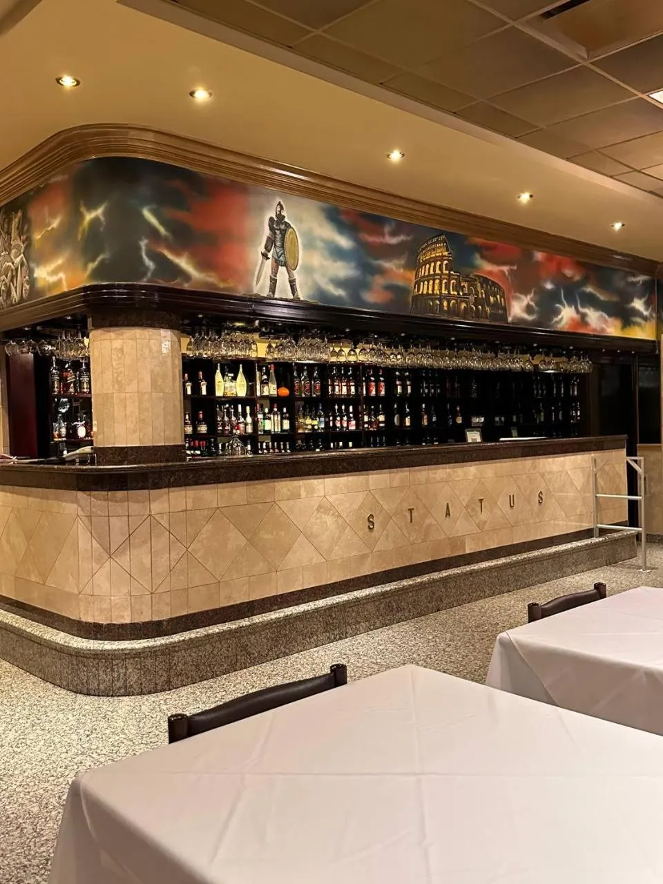 Restaurant/places to eat in Status Hotel