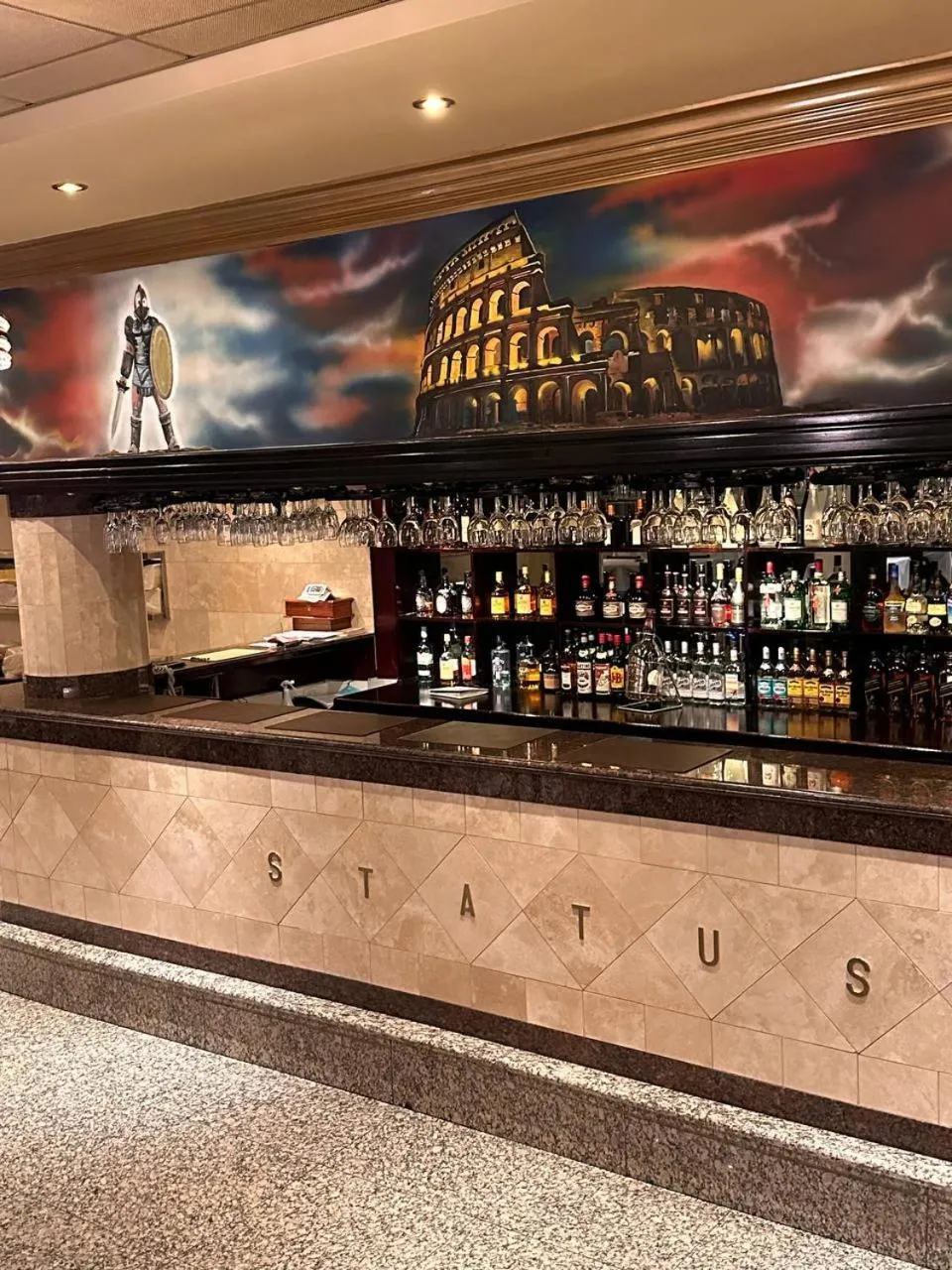 Restaurant/places to eat in Status Hotel