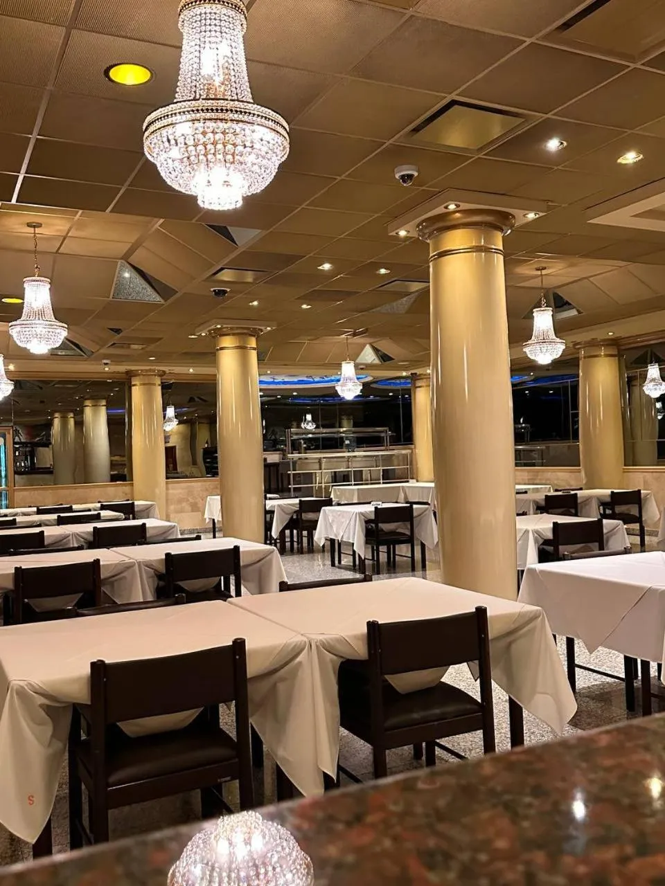 Restaurant/places to eat in Status Hotel