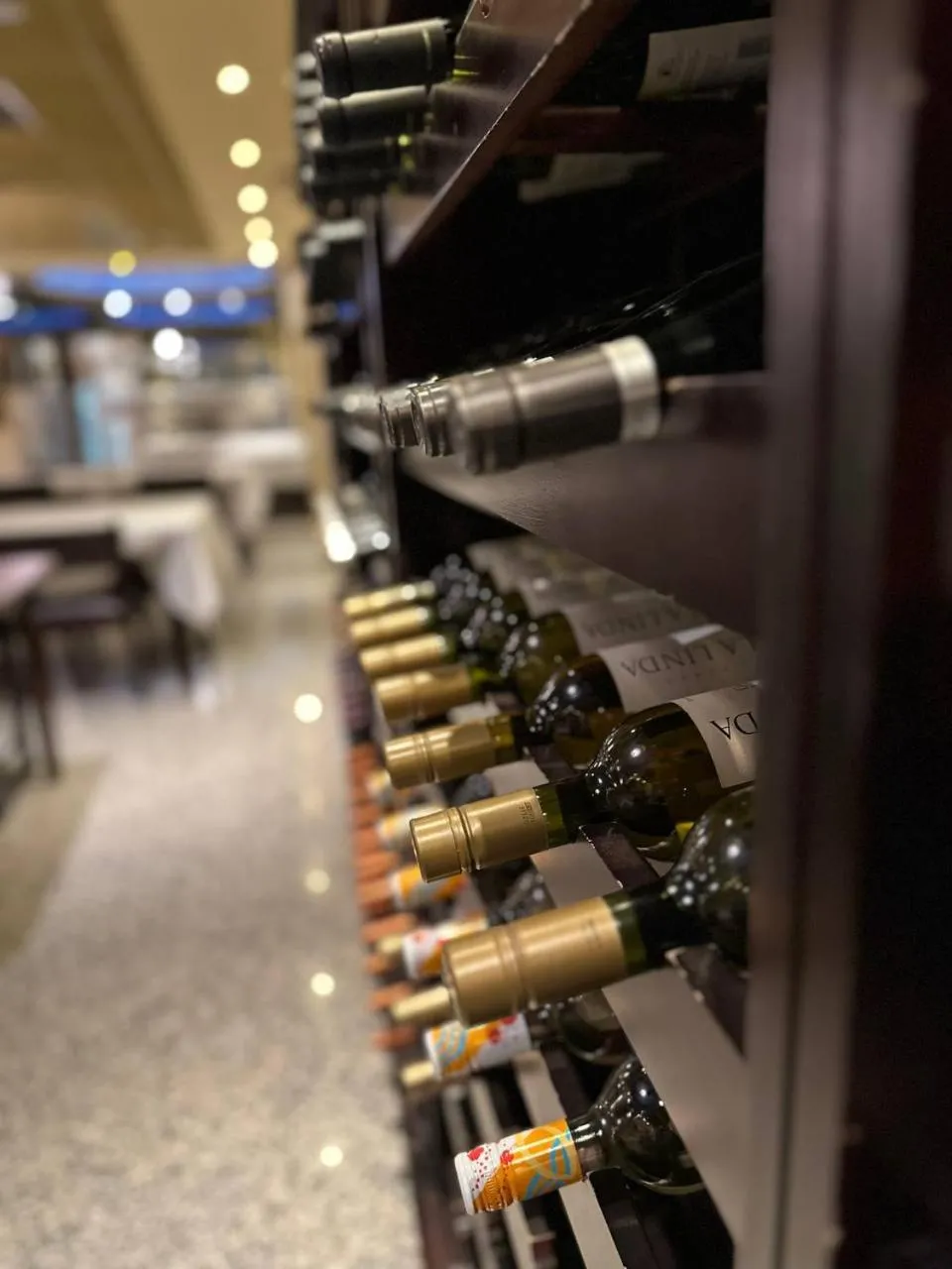 Restaurant/places to eat in Status Hotel