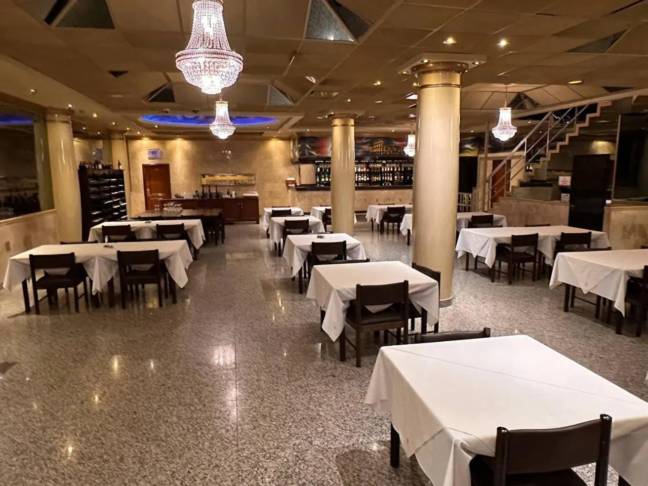 Restaurant/places to eat in Status Hotel