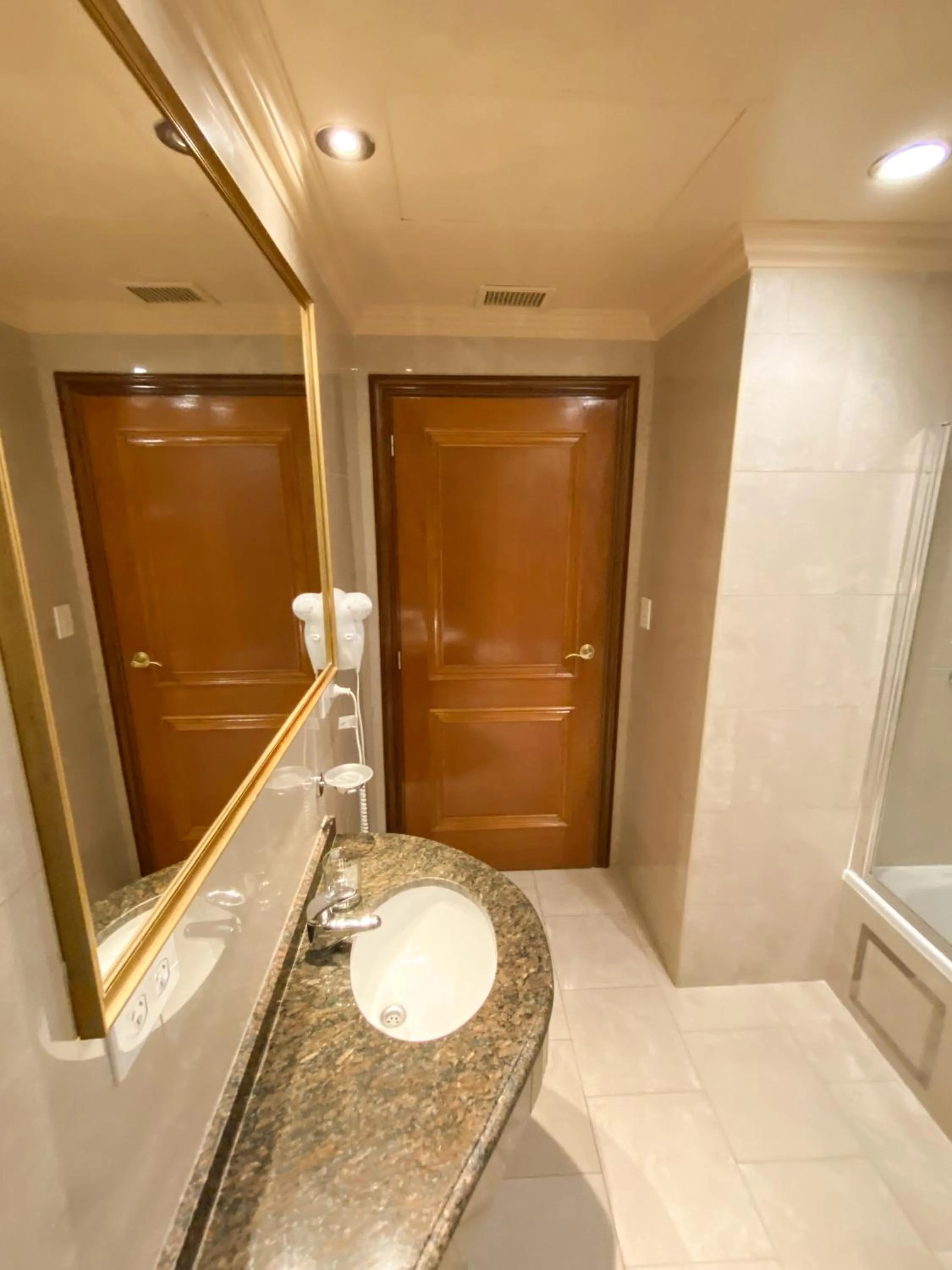Status Hotel