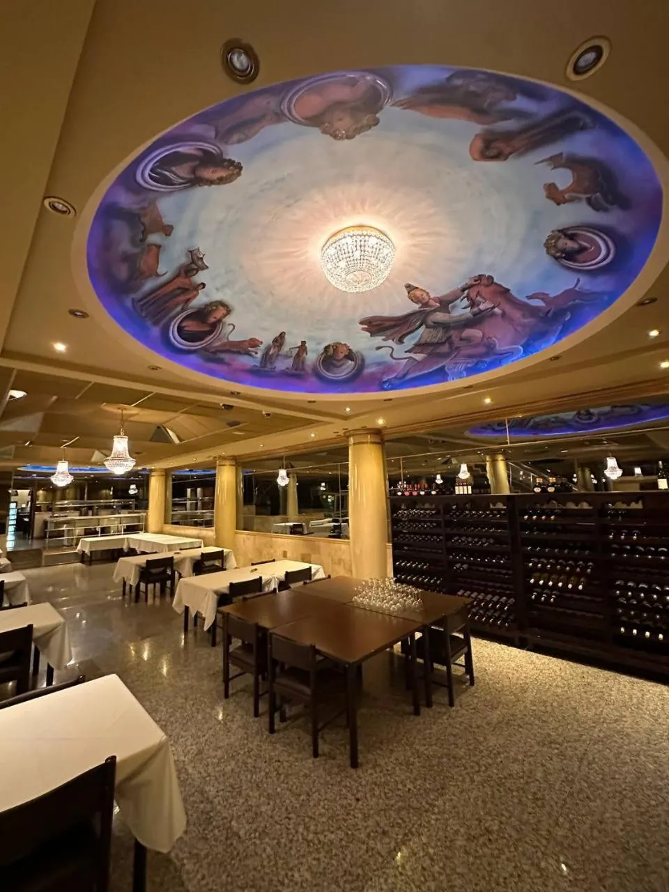 Restaurant/places to eat in Status Hotel