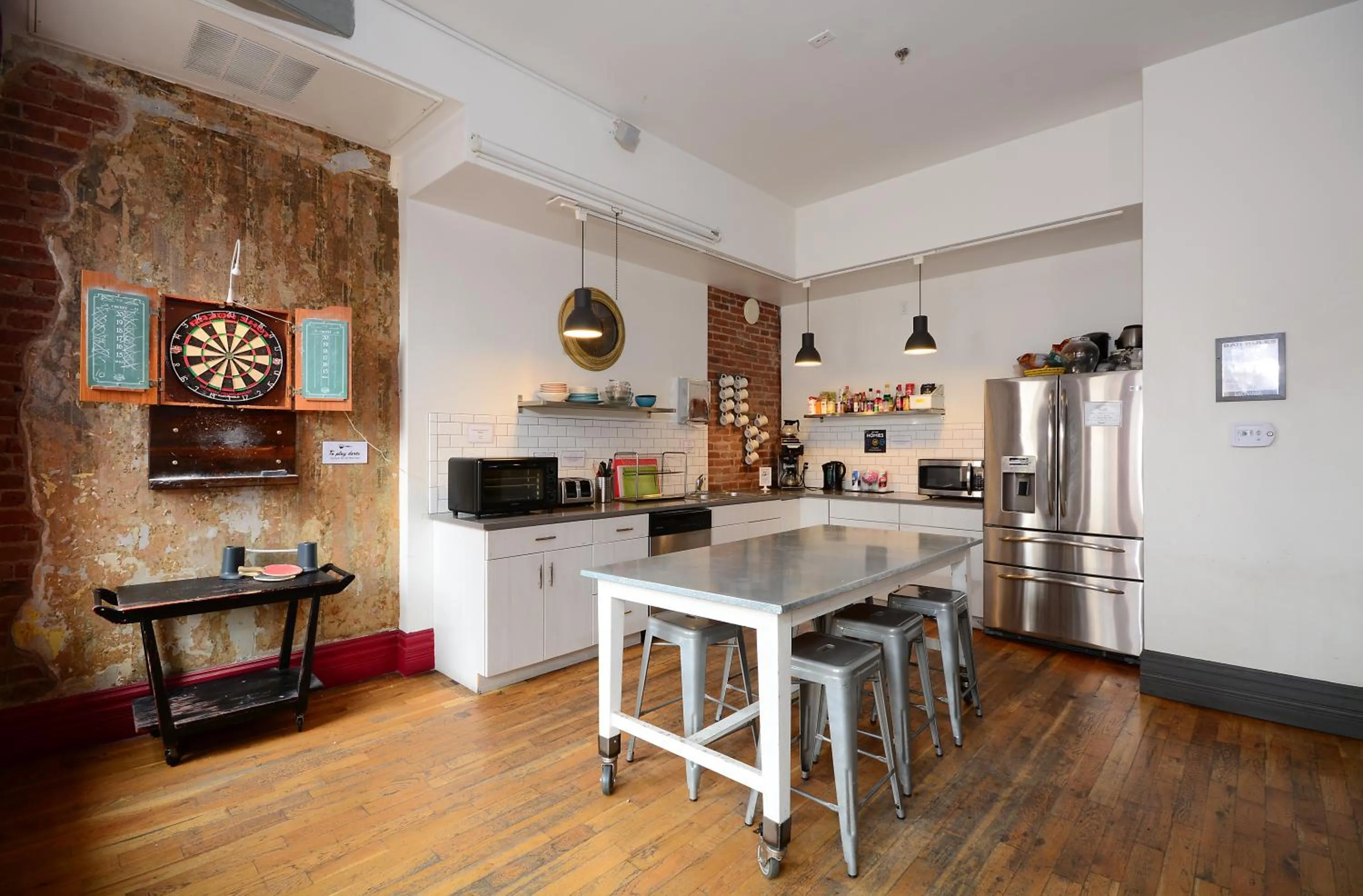 Communal lounge/ TV room in Hostel Fish