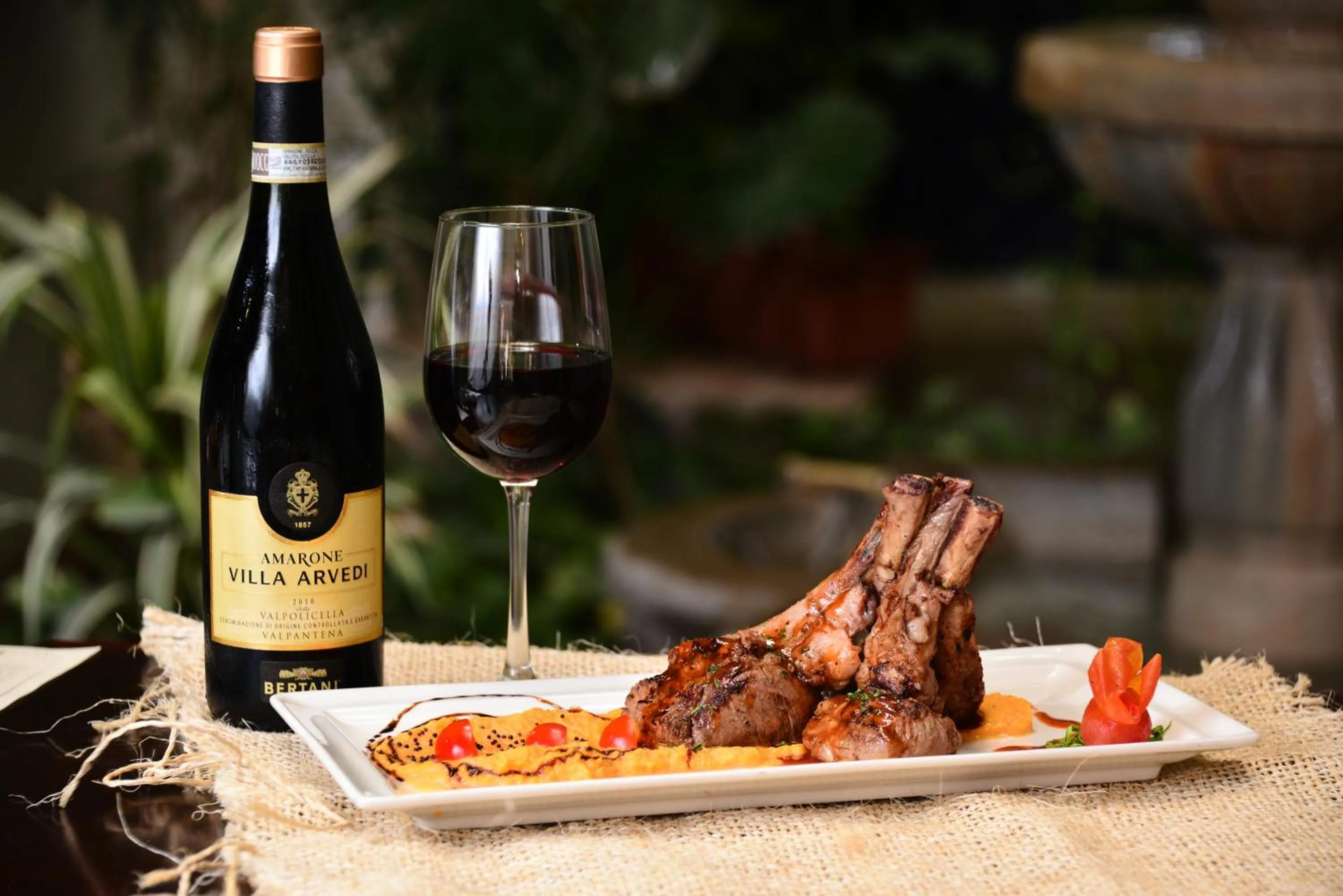 Restaurant/places to eat in Unic Design Hotel & Restaurant- 5th Avenue