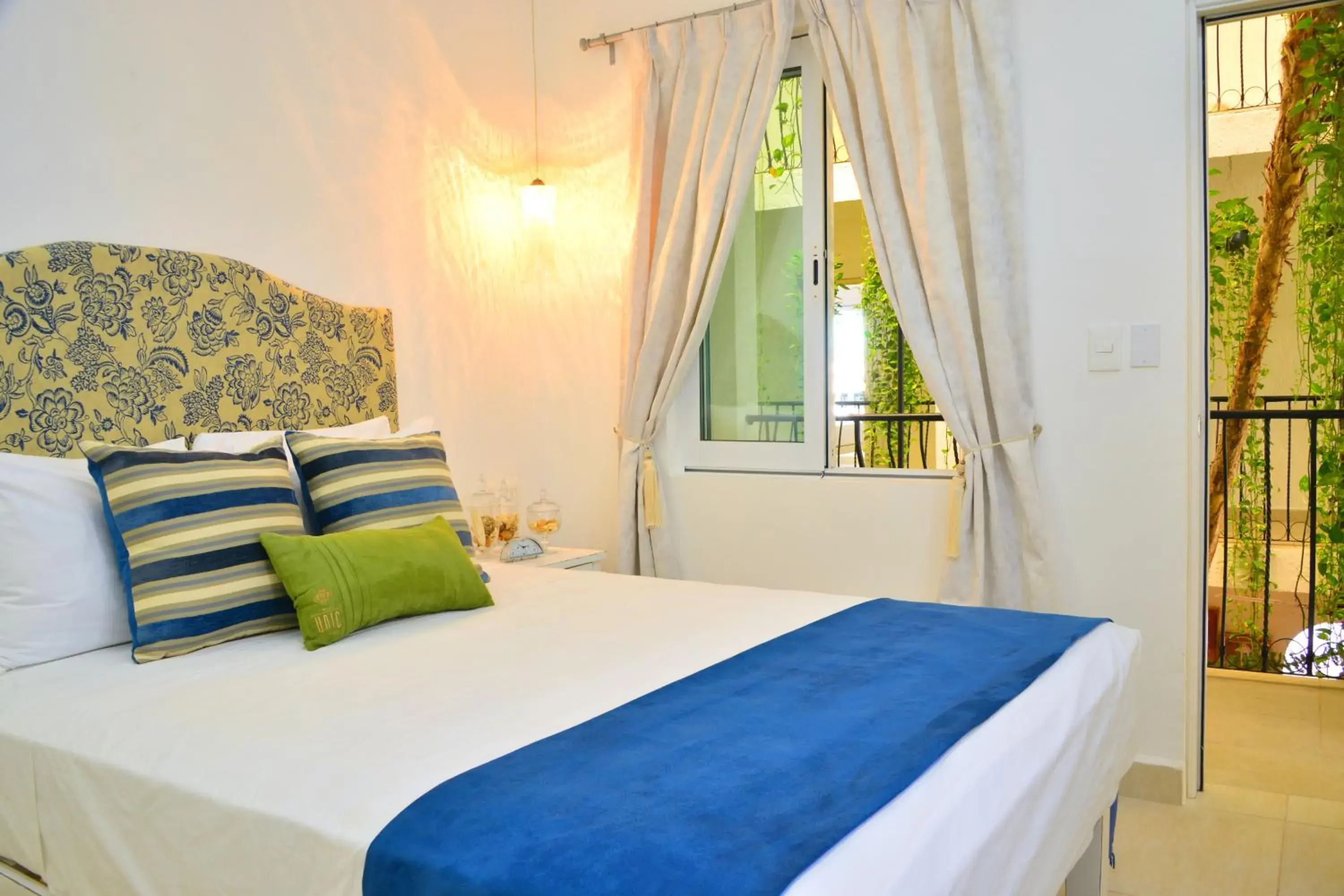 Photo of the whole room, Bed in Unic Design Hotel & Restaurant- 5th Avenue Photo of the whole room, Bed in Unic Design Hotel & Restaurant- 5th Avenue