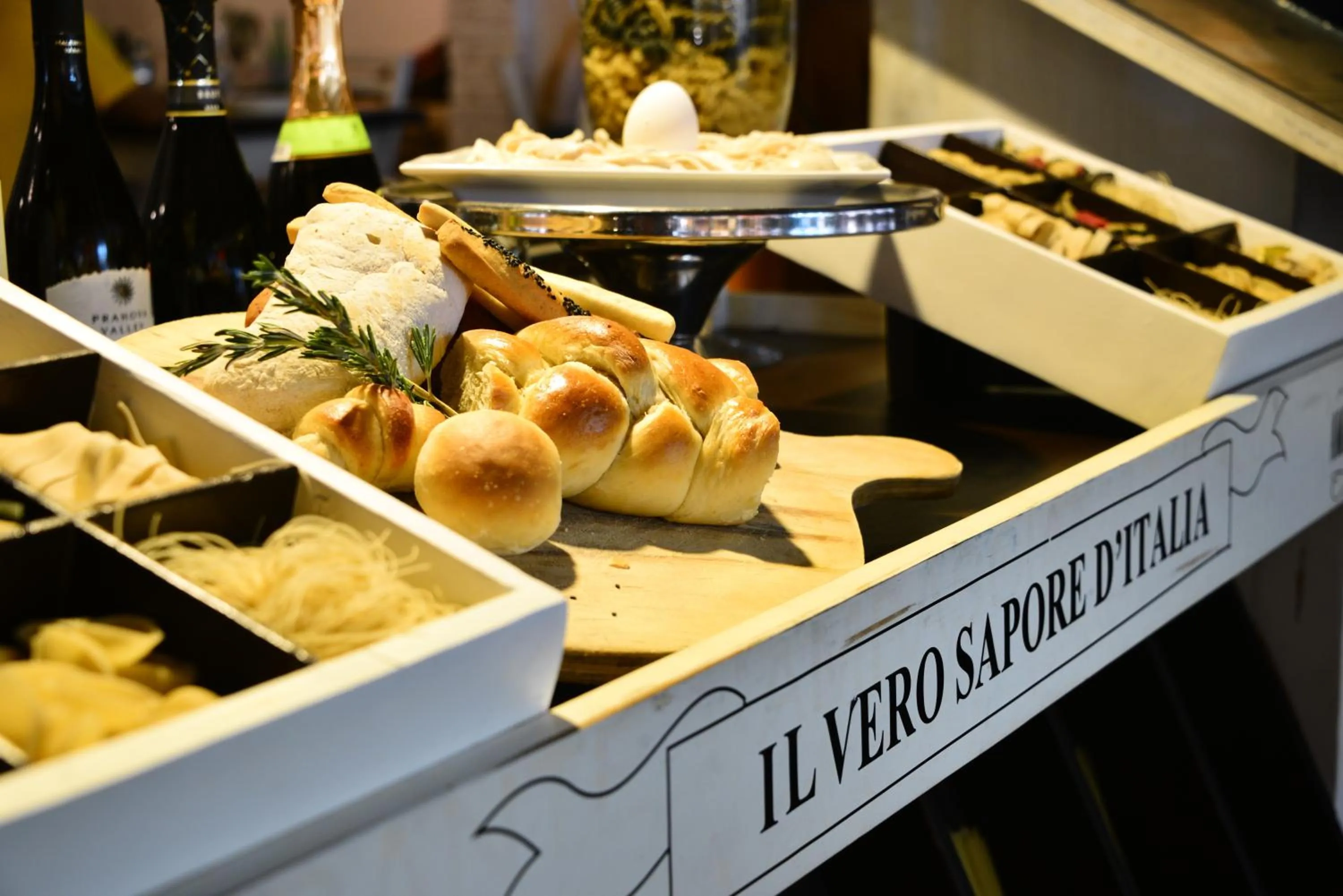 Restaurant/places to eat in Unic Design Hotel & Restaurant- 5th Avenue