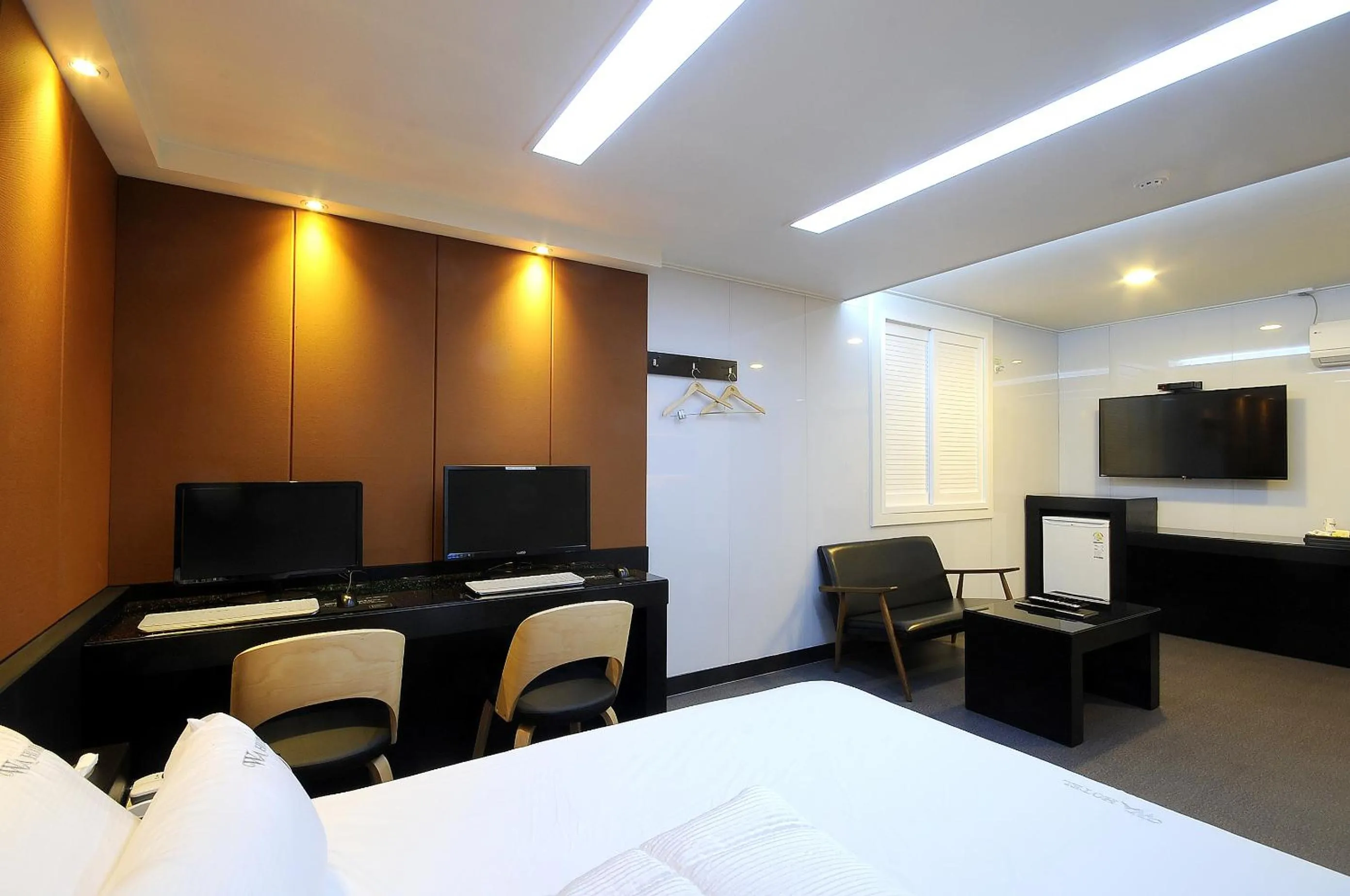 Photo of the whole room, Bed in WA Hotel