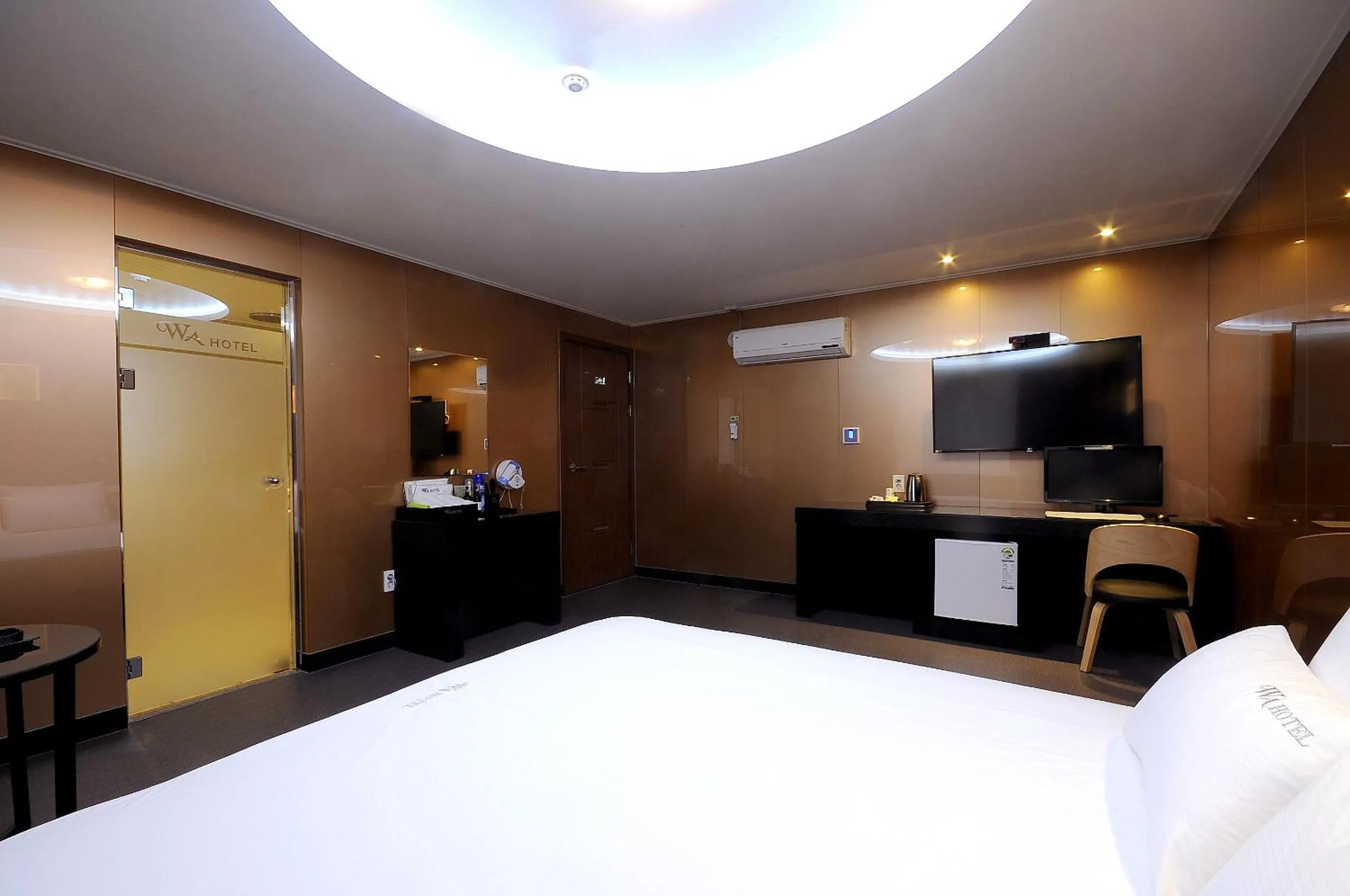 Photo of the whole room, Bed in WA Hotel