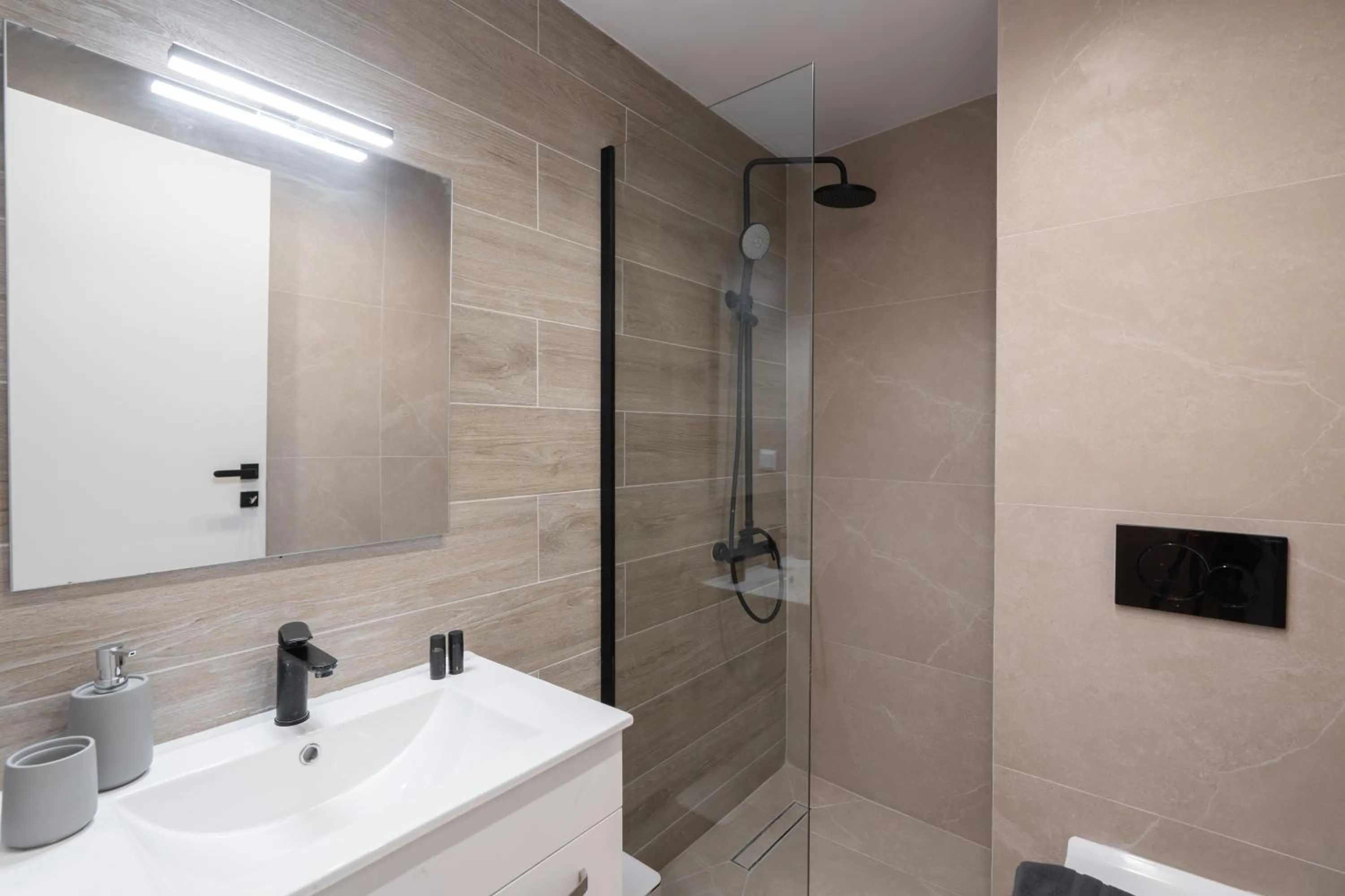 Spacious Luxury Apartment Near Piraeus Port