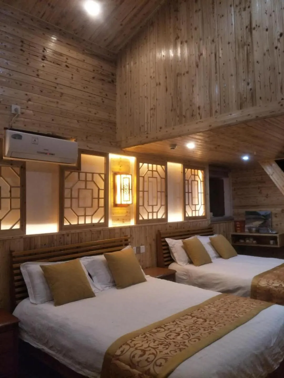 Bed in Nanjing Tulou Qingdelou Inn