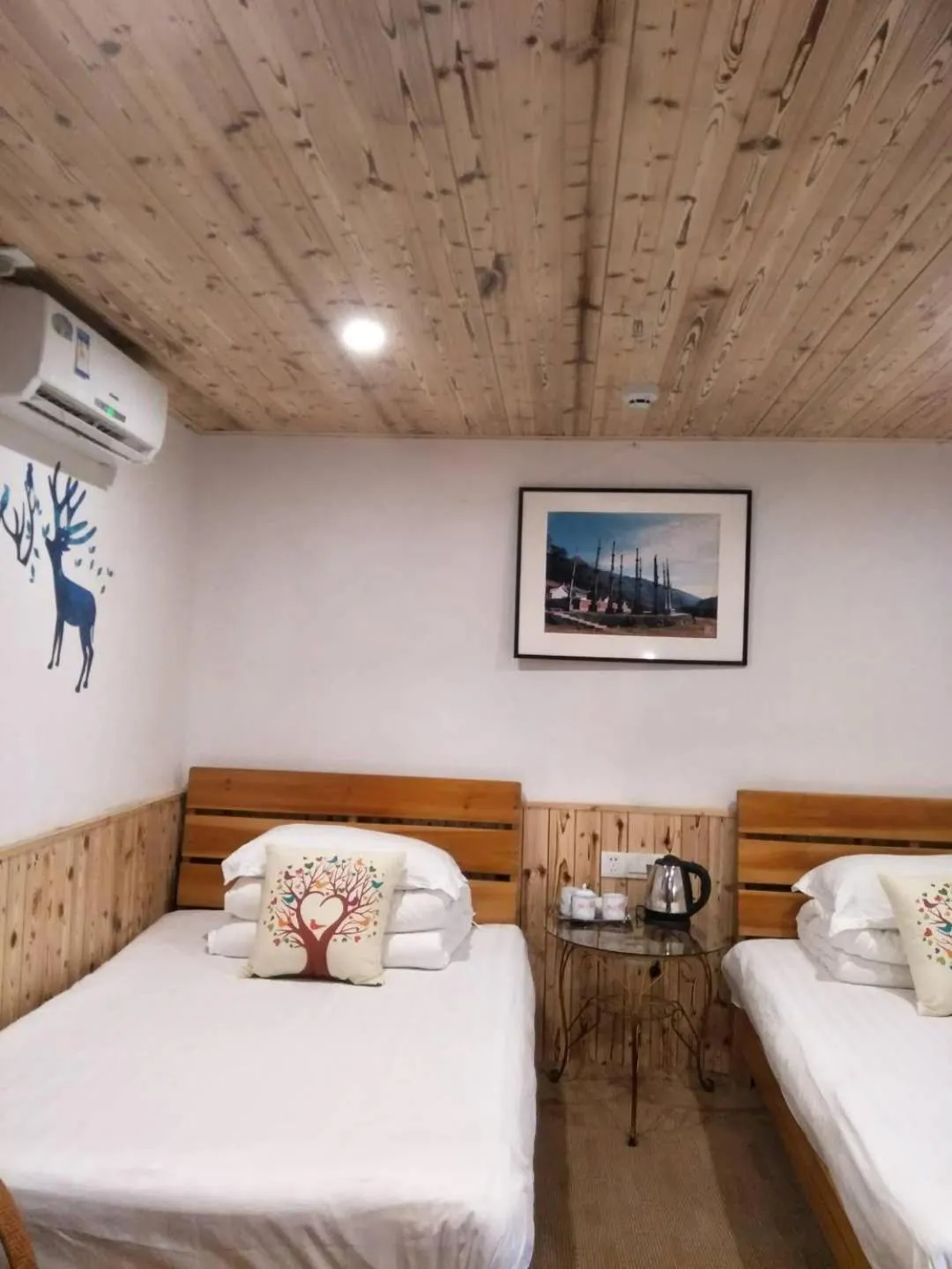 Bed in Nanjing Tulou Qingdelou Inn