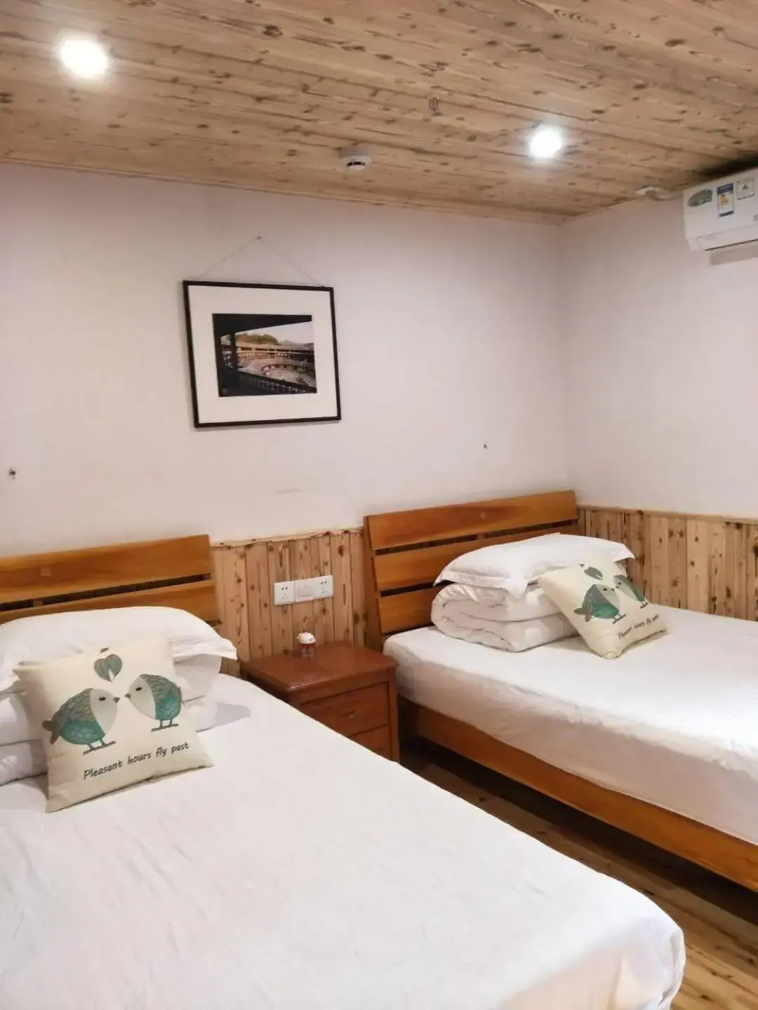 Twin Room with Private Bathroom in Nanjing Tulou Qingdelou Inn Twin Room with Private Bathroom in Nanjing Tulou Qingdelou Inn