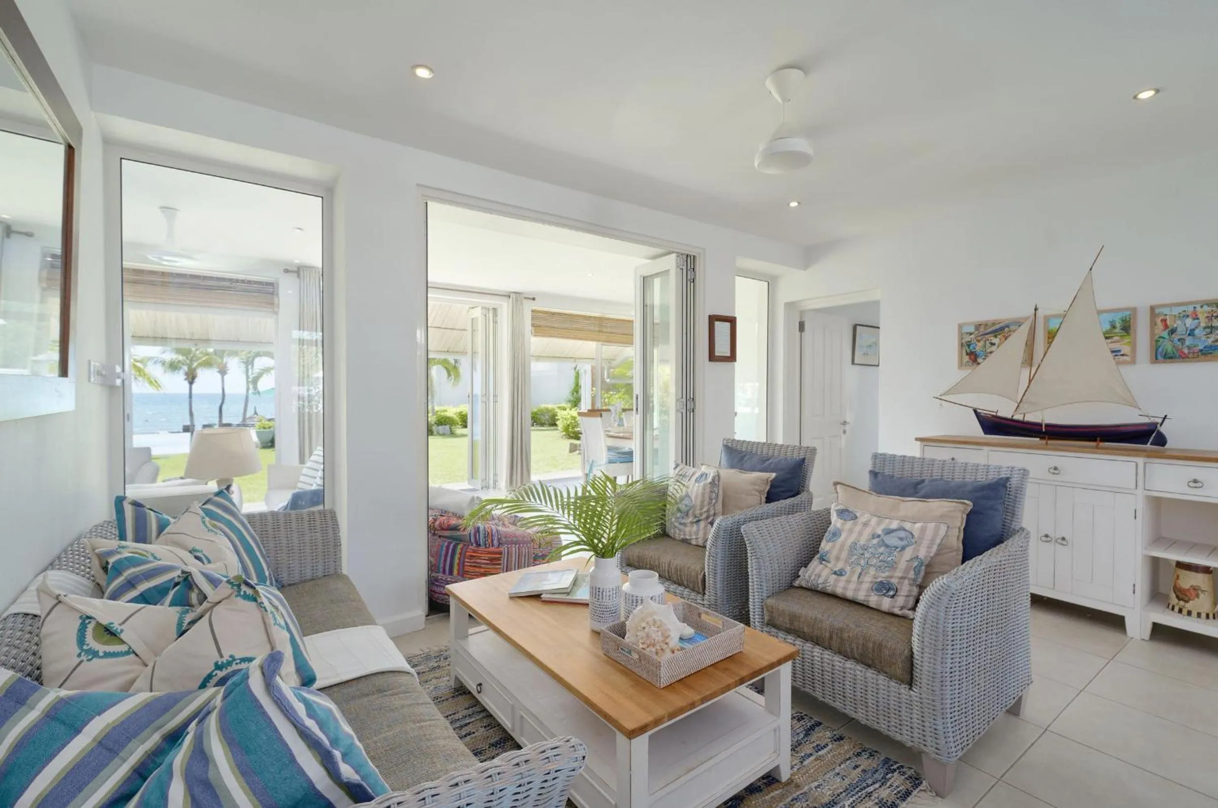 Lounge or bar in White Oaks Villas