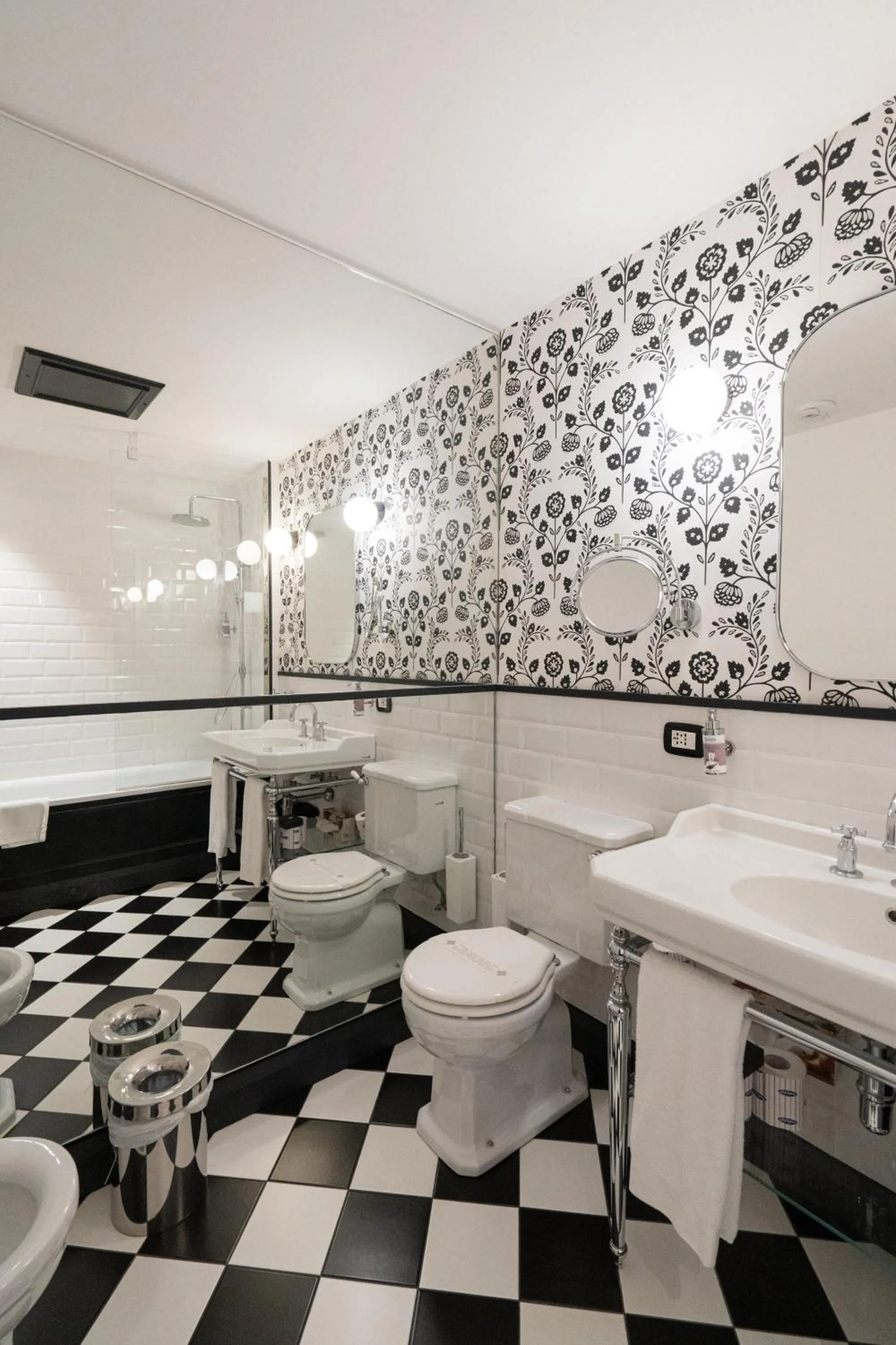 Toilet in Duca D'Aosta Hotel