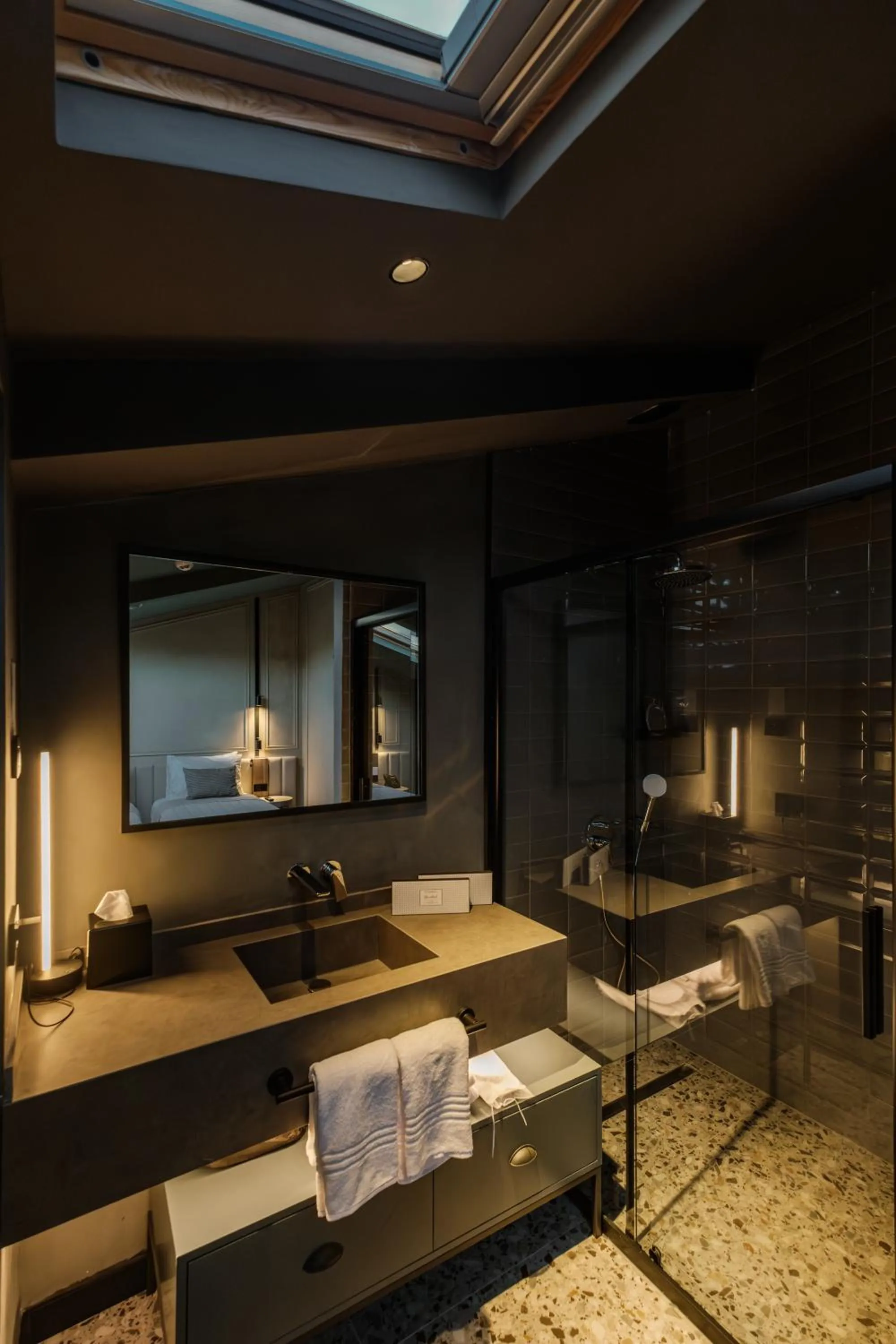 Bathroom, Bed in Lecole Hotel By Cityloft