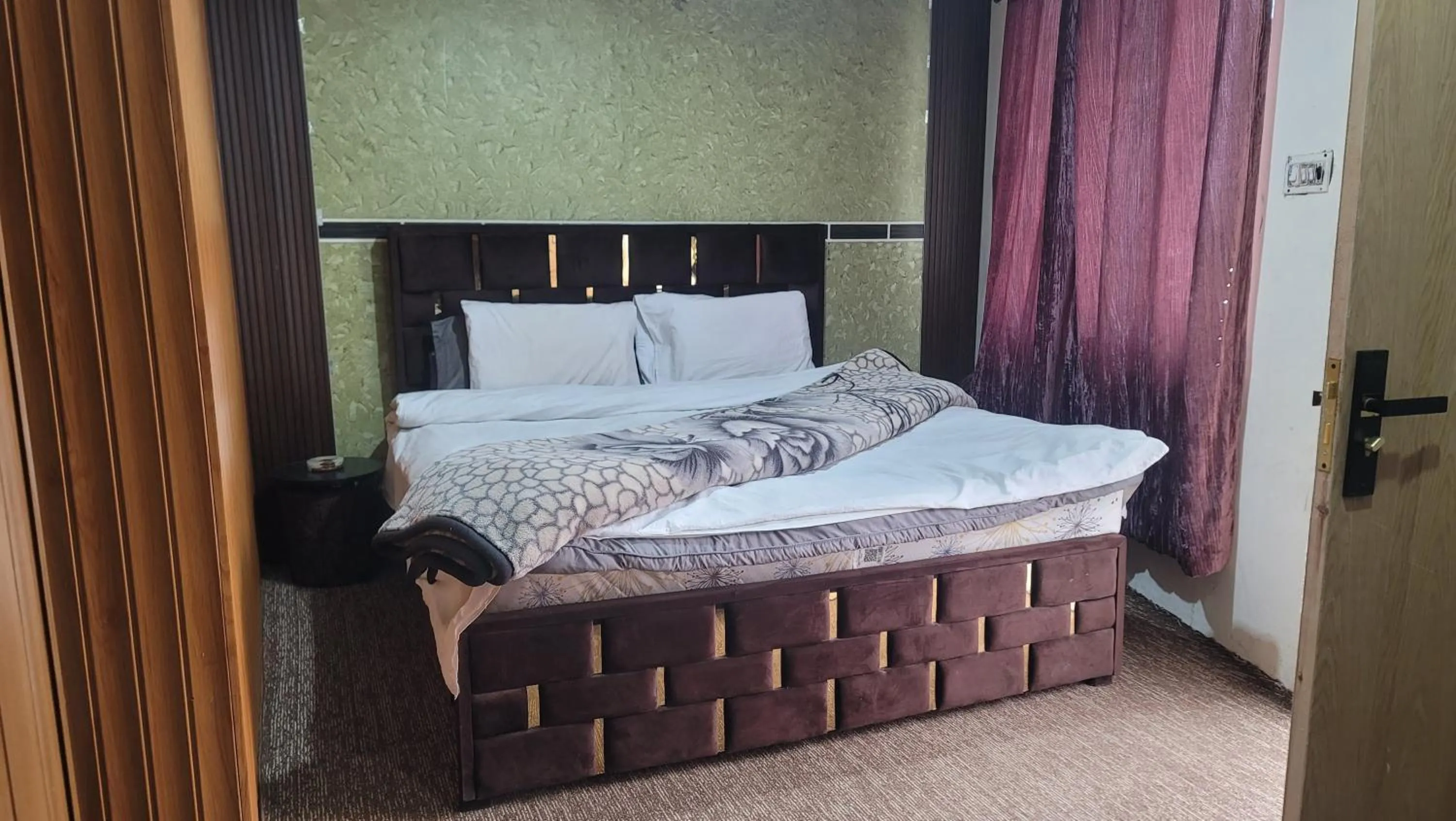 Bedroom, Bed in Pleasant View Murree