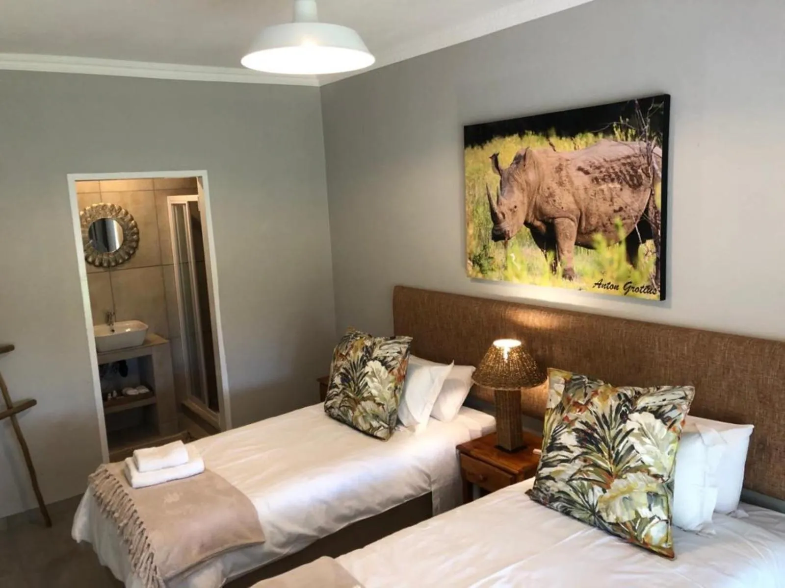 Photo of the whole room, Bed in Tshikwalo Game Lodge