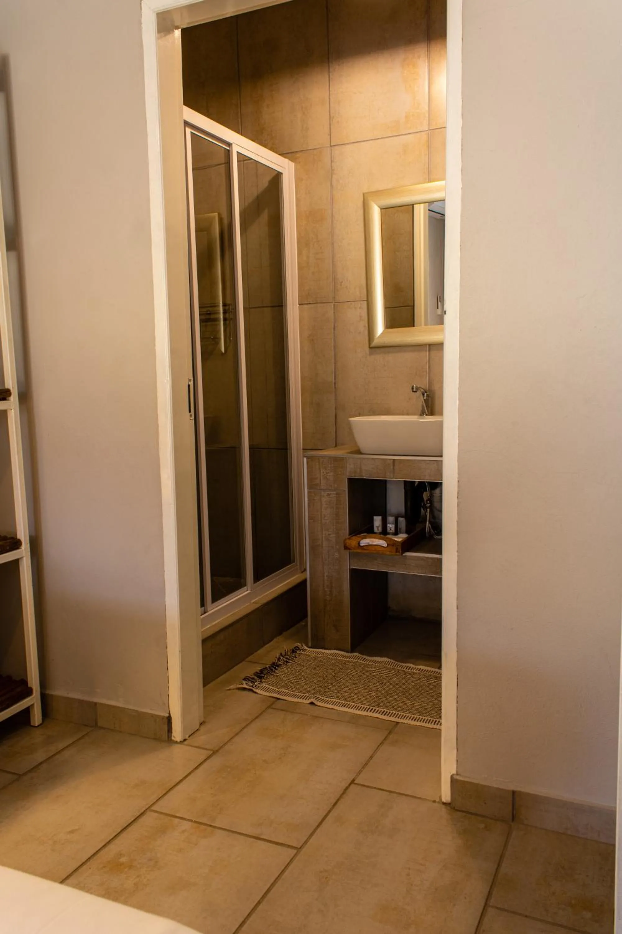 Bathroom in Tshikwalo Game Lodge