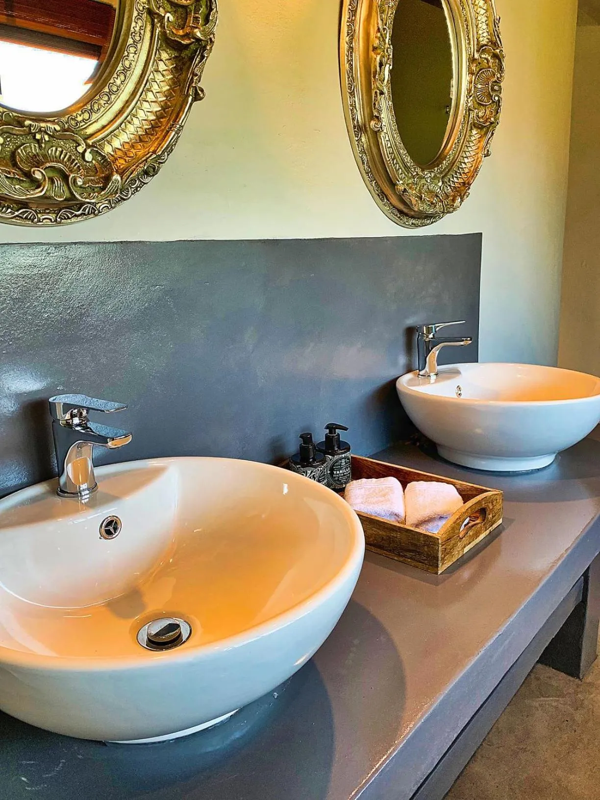 Bathroom in Tshikwalo Game Lodge