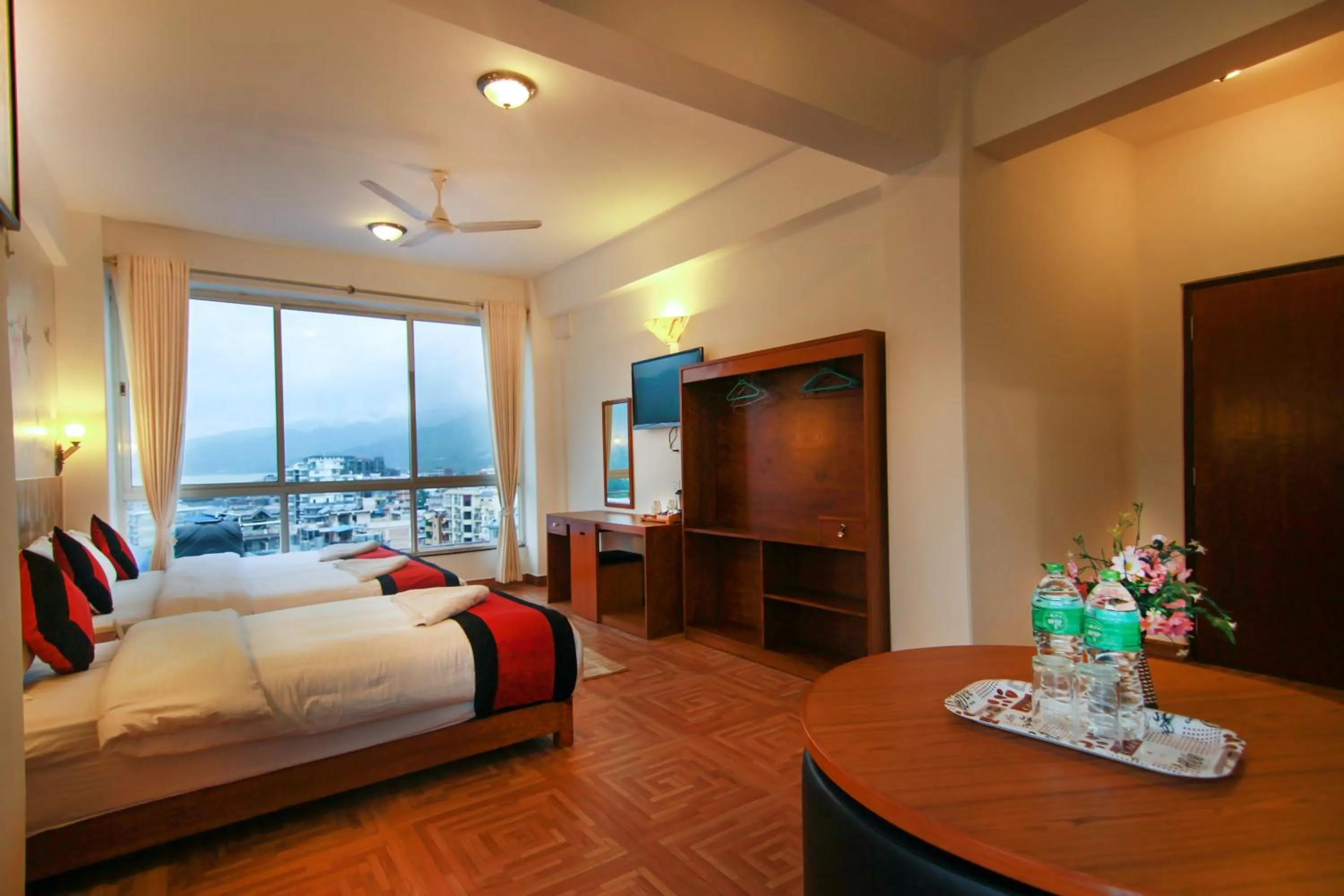 Balcony/Terrace, Bed in Hotel City Inn - Mountain View