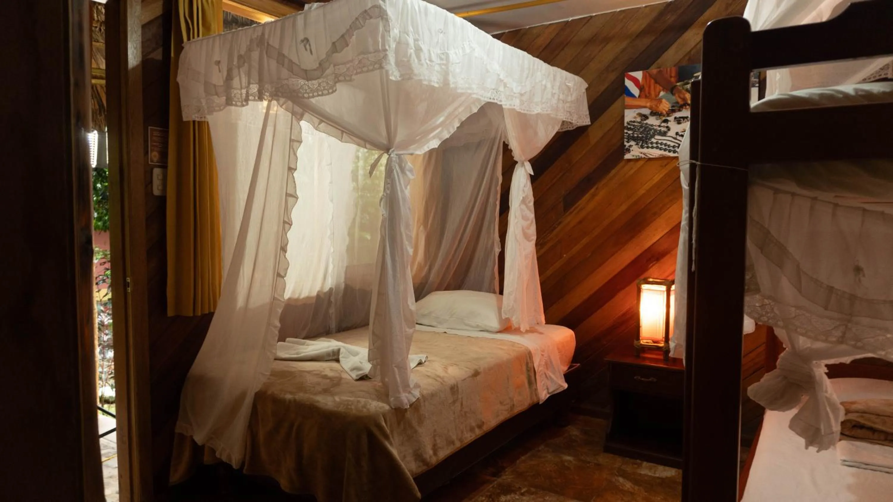 Family, Bed in Shandia Lodge