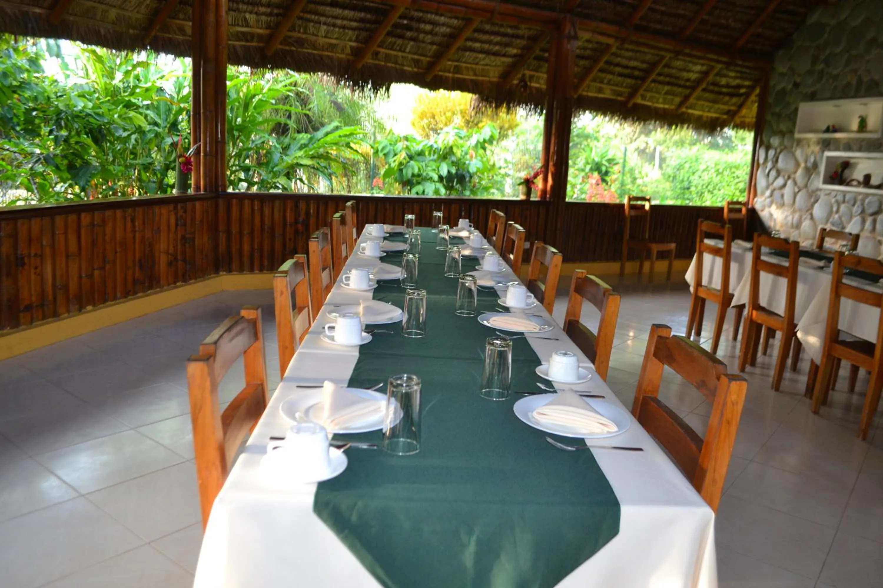 Restaurant/places to eat in Shandia Lodge