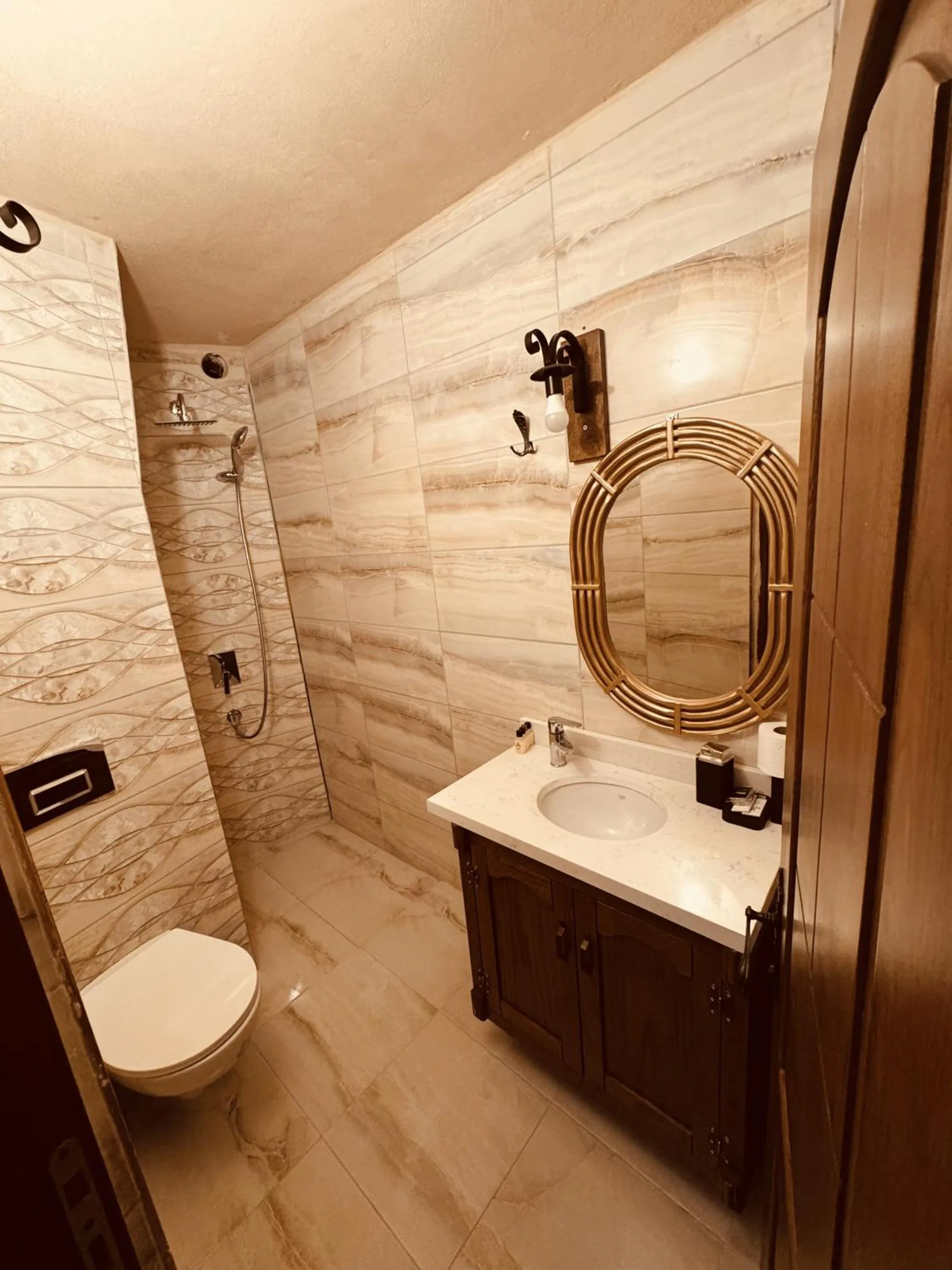 Shower in Kasr-i Divan Hotel