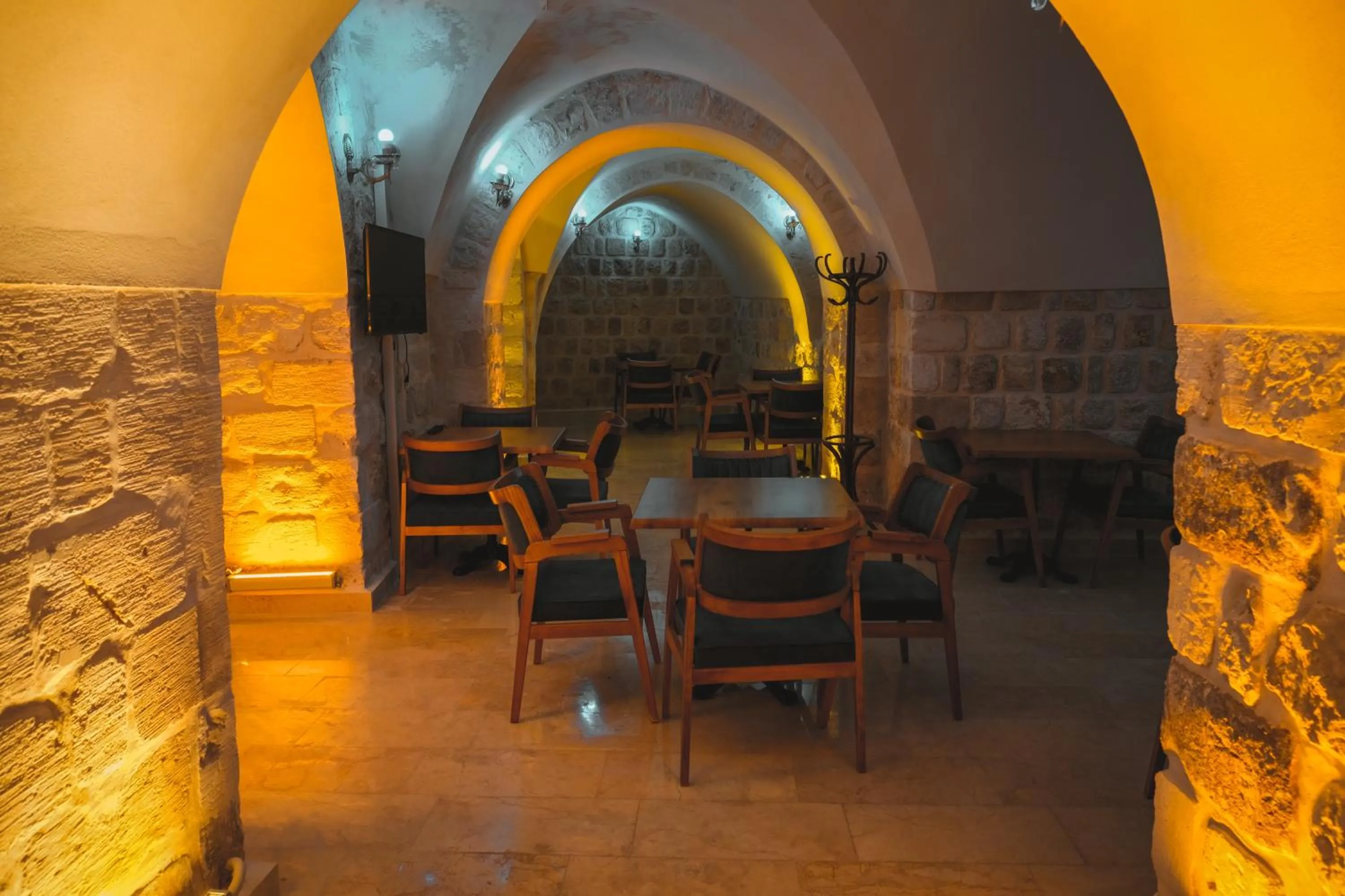 Restaurant/places to eat in Kasr-i Divan Hotel