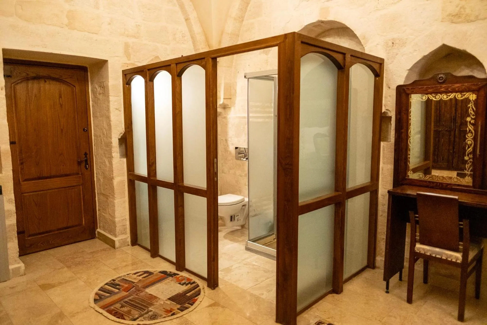 Shower in Kasr-i Divan Hotel