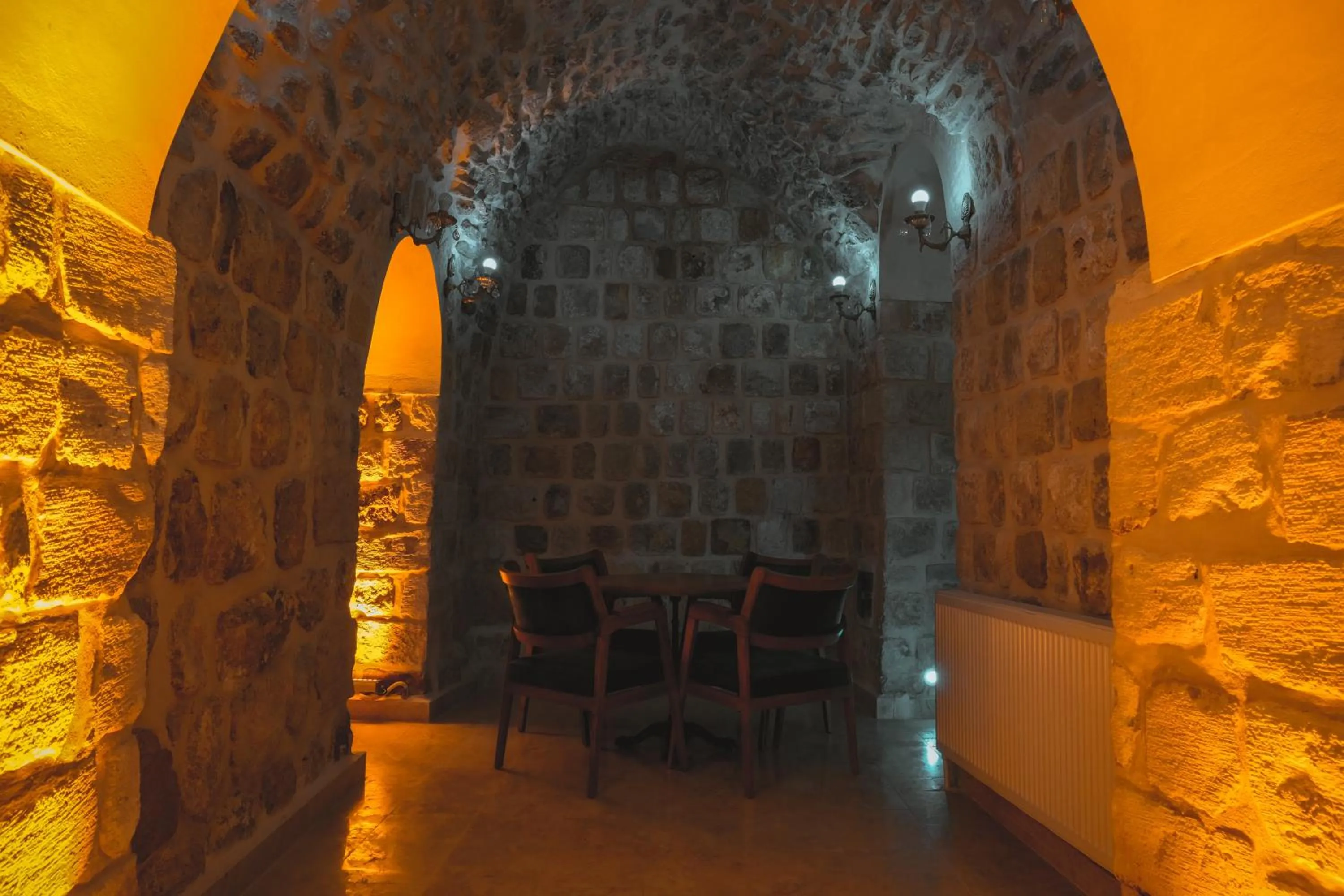 Restaurant/places to eat in Kasr-i Divan Hotel