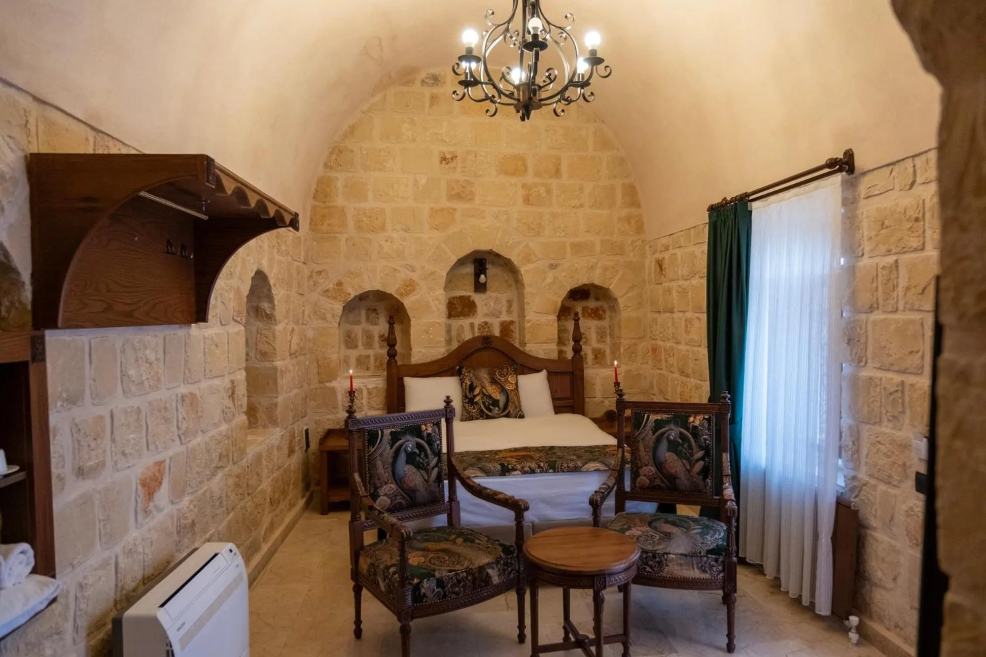 Photo of the whole room in Kasr-i Divan Hotel