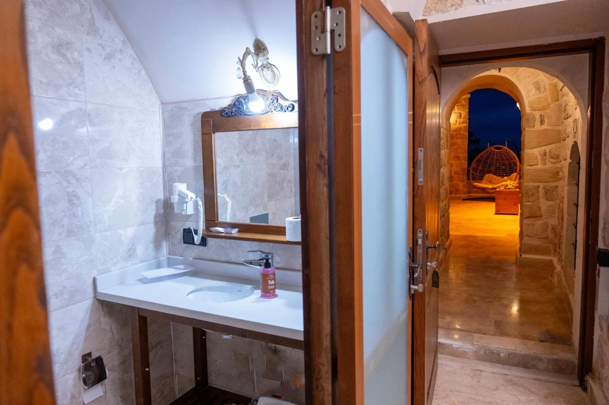 Shower, Bed in Kasr-i Divan Hotel