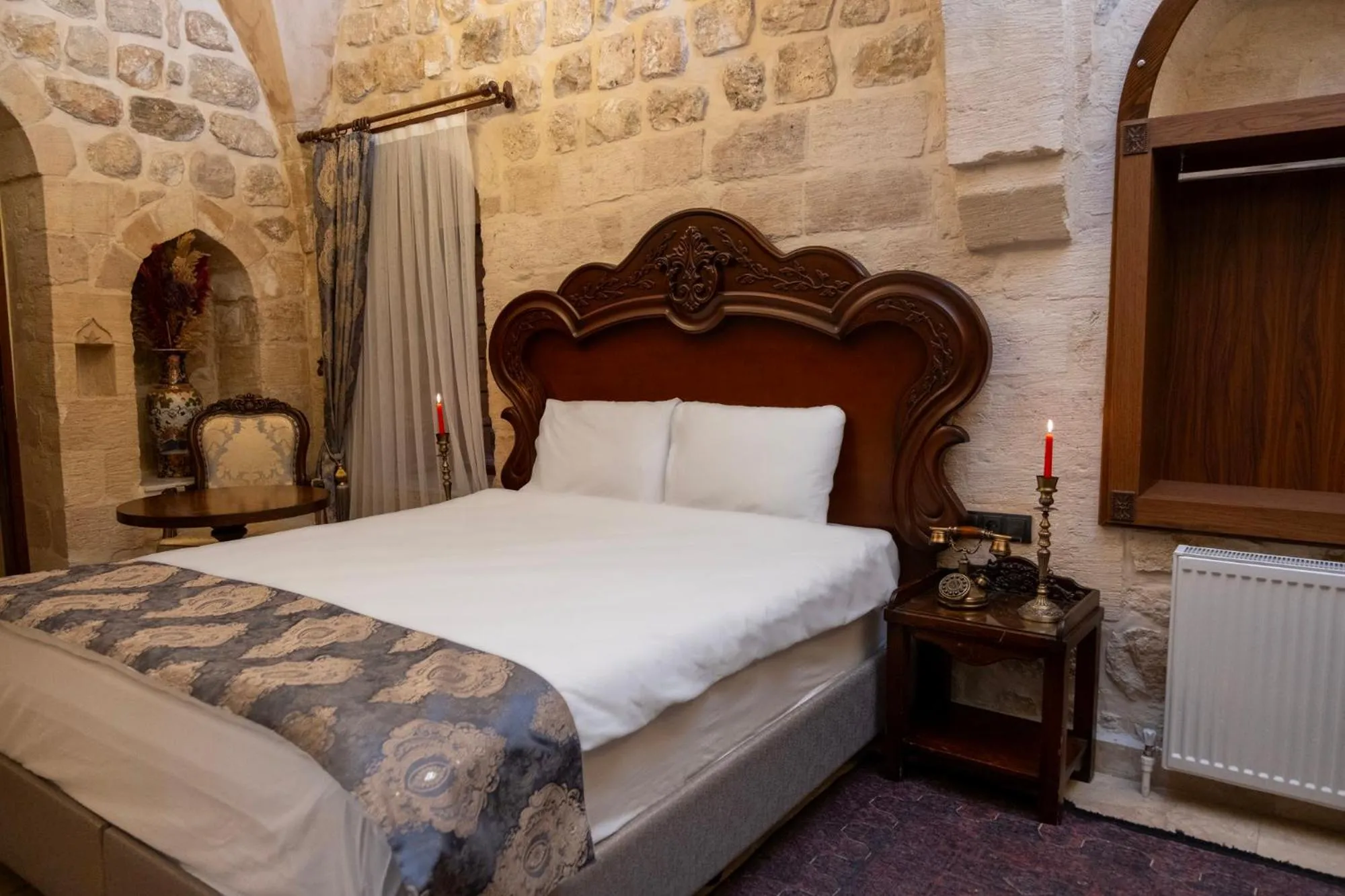 Bed in Kasr-i Divan Hotel