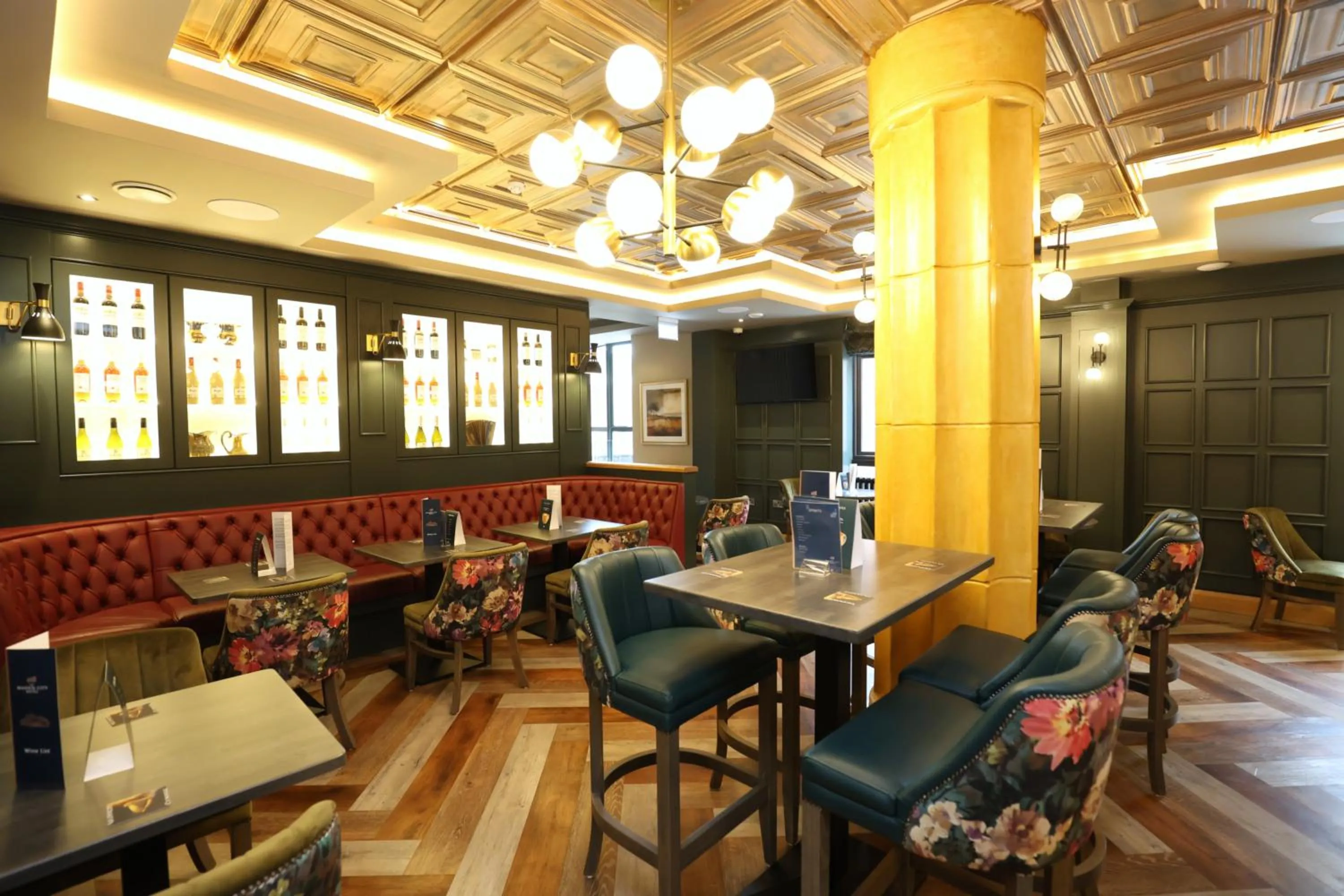 Lounge or bar in The Maiden City Hotel