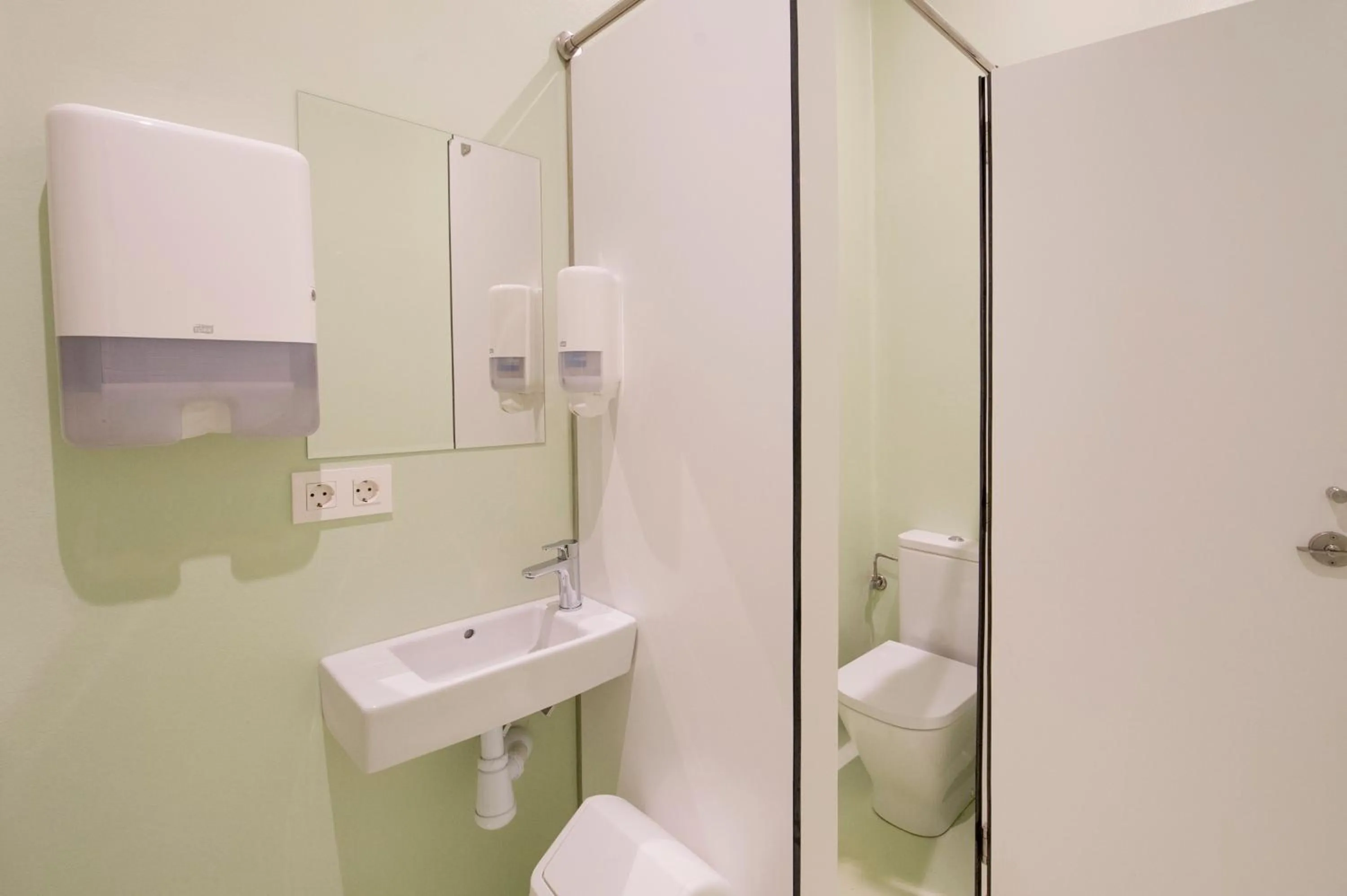 Bathroom in A Room In The City Hostel