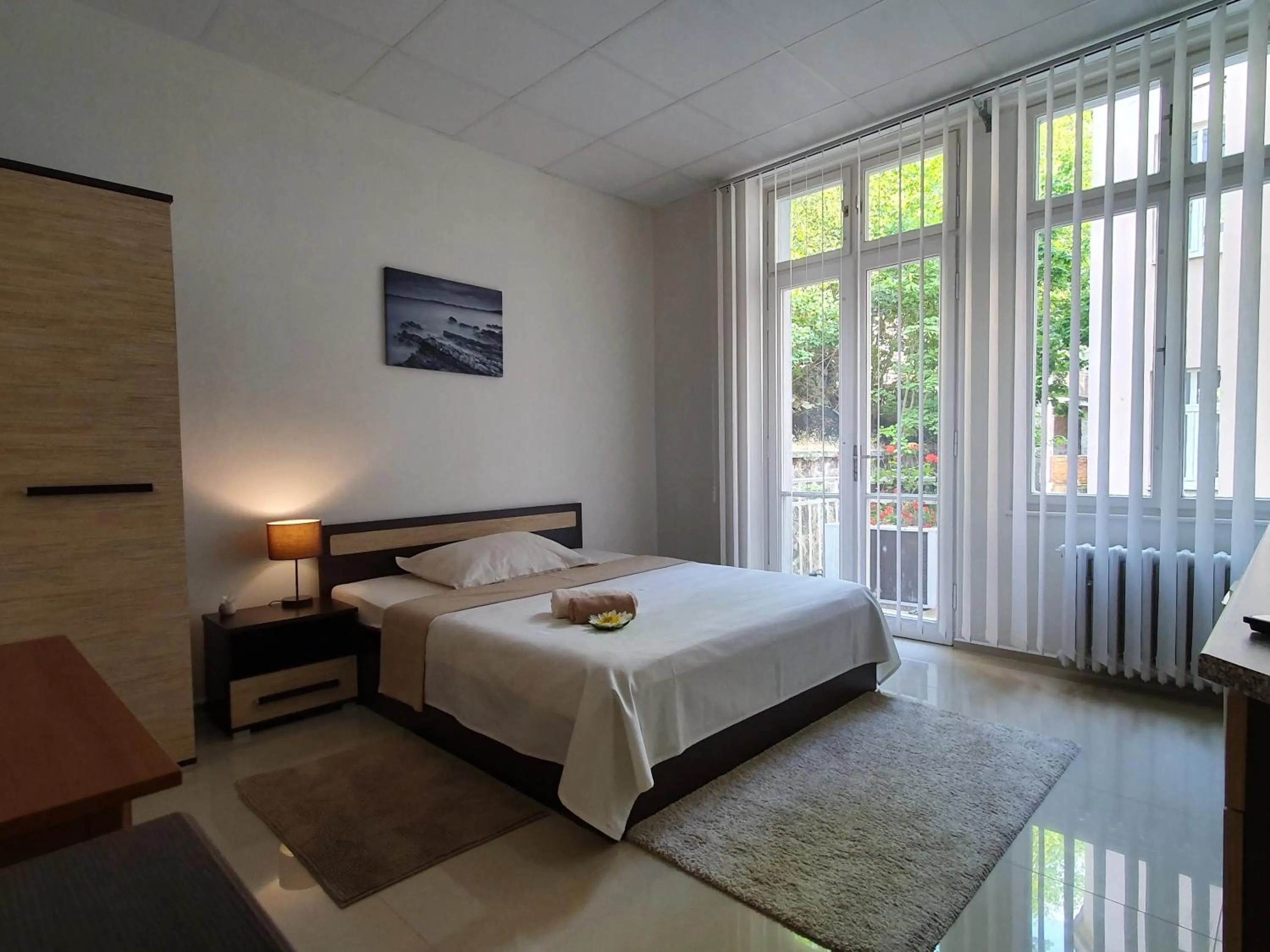 Bedroom, Bed in Madonna Apartments