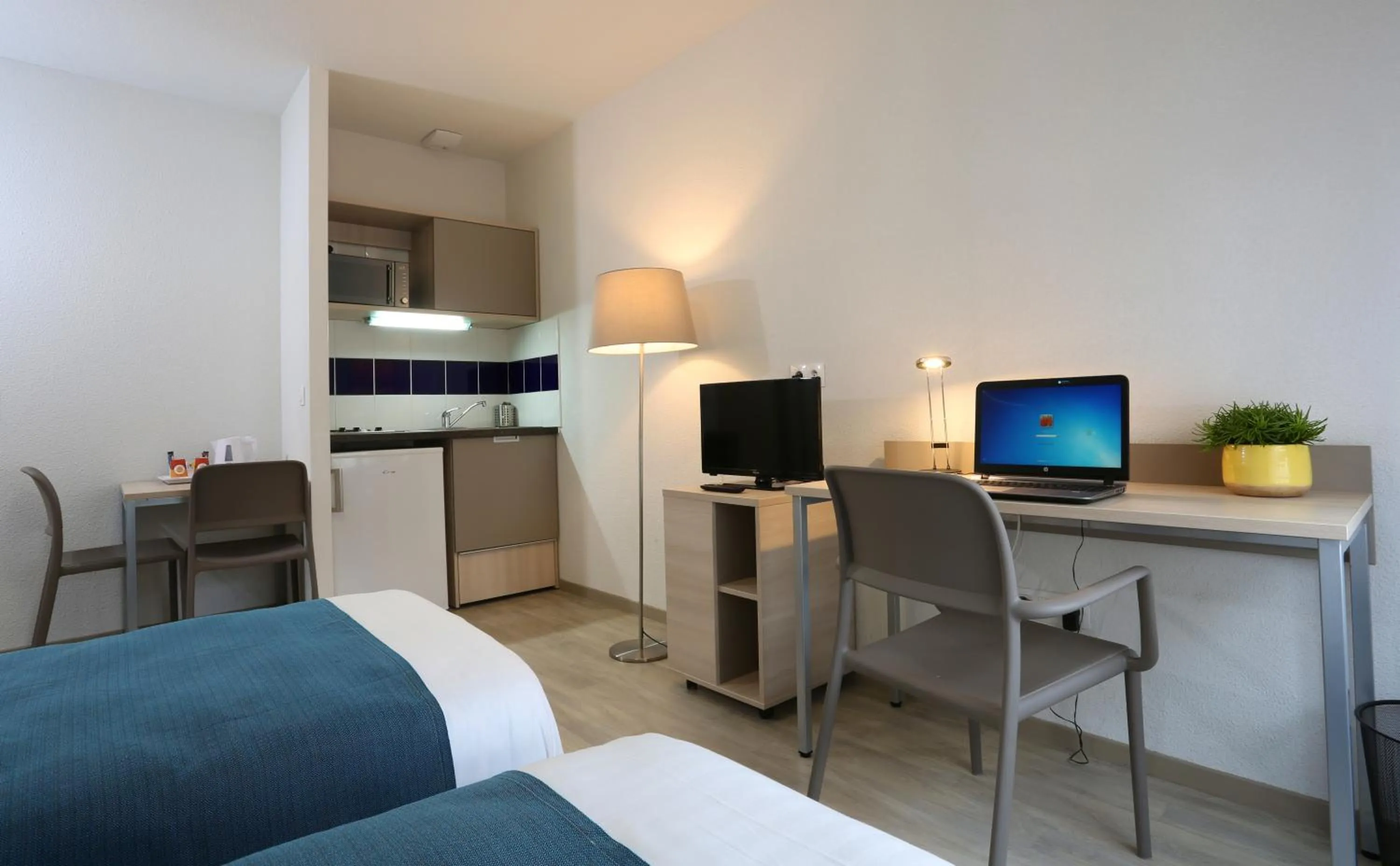 Photo of the whole room, Bed in Apparteo Nancy